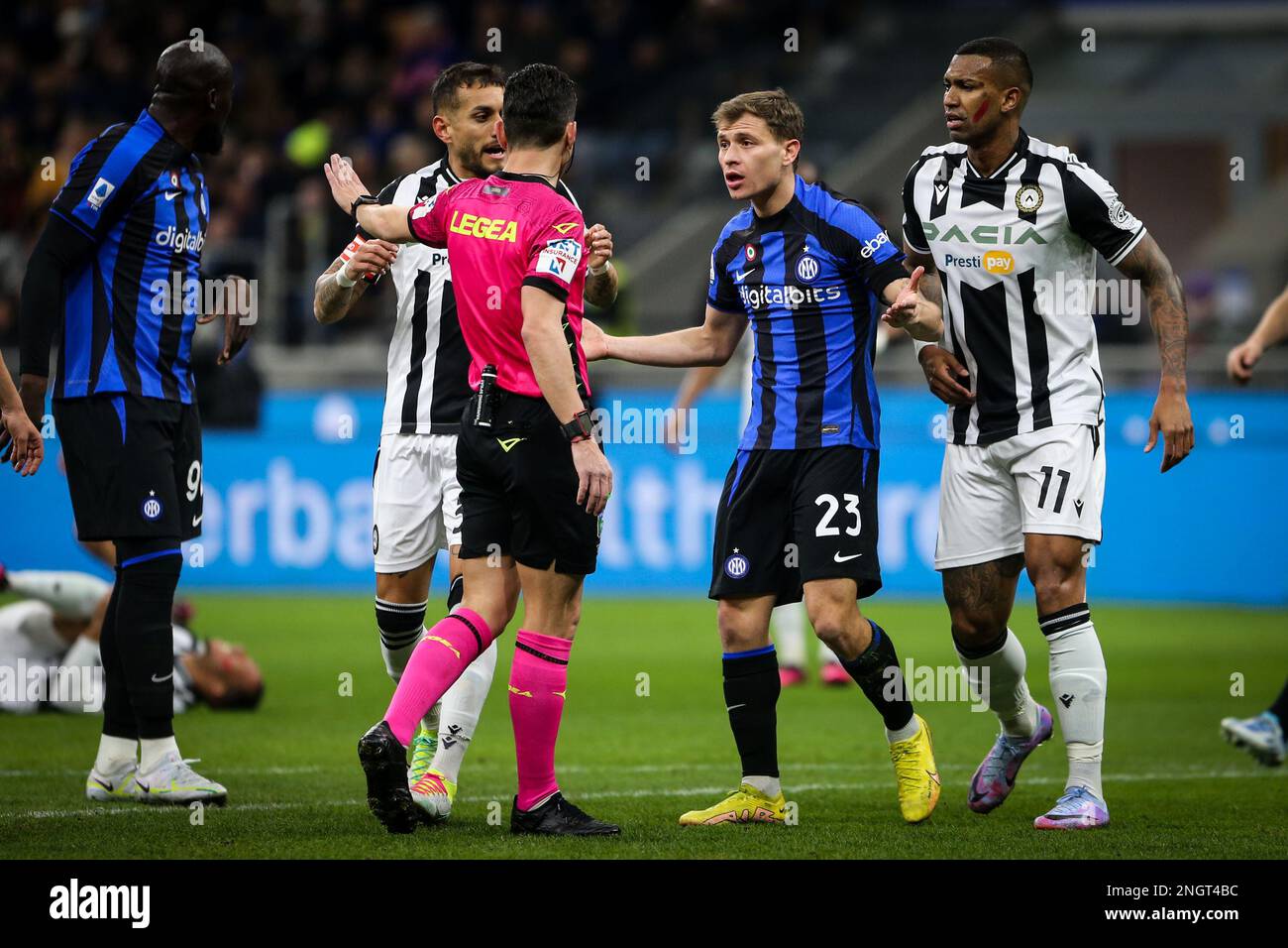 Nicolo Barrela (Inter) fordert eine Strafe nach einem Streit mit Udogie (Udinesisch) Stockfoto