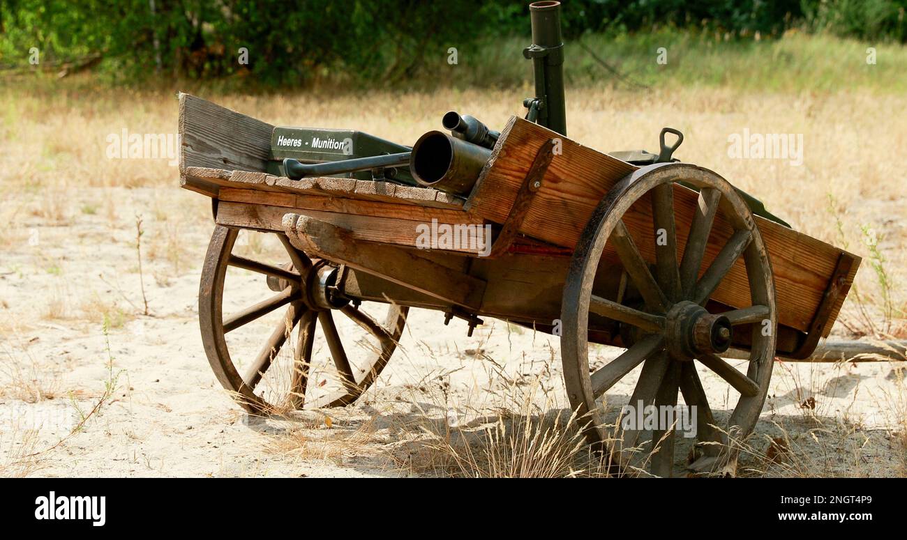 Der Alte Asiatische Karren Mit Munition Stockfoto