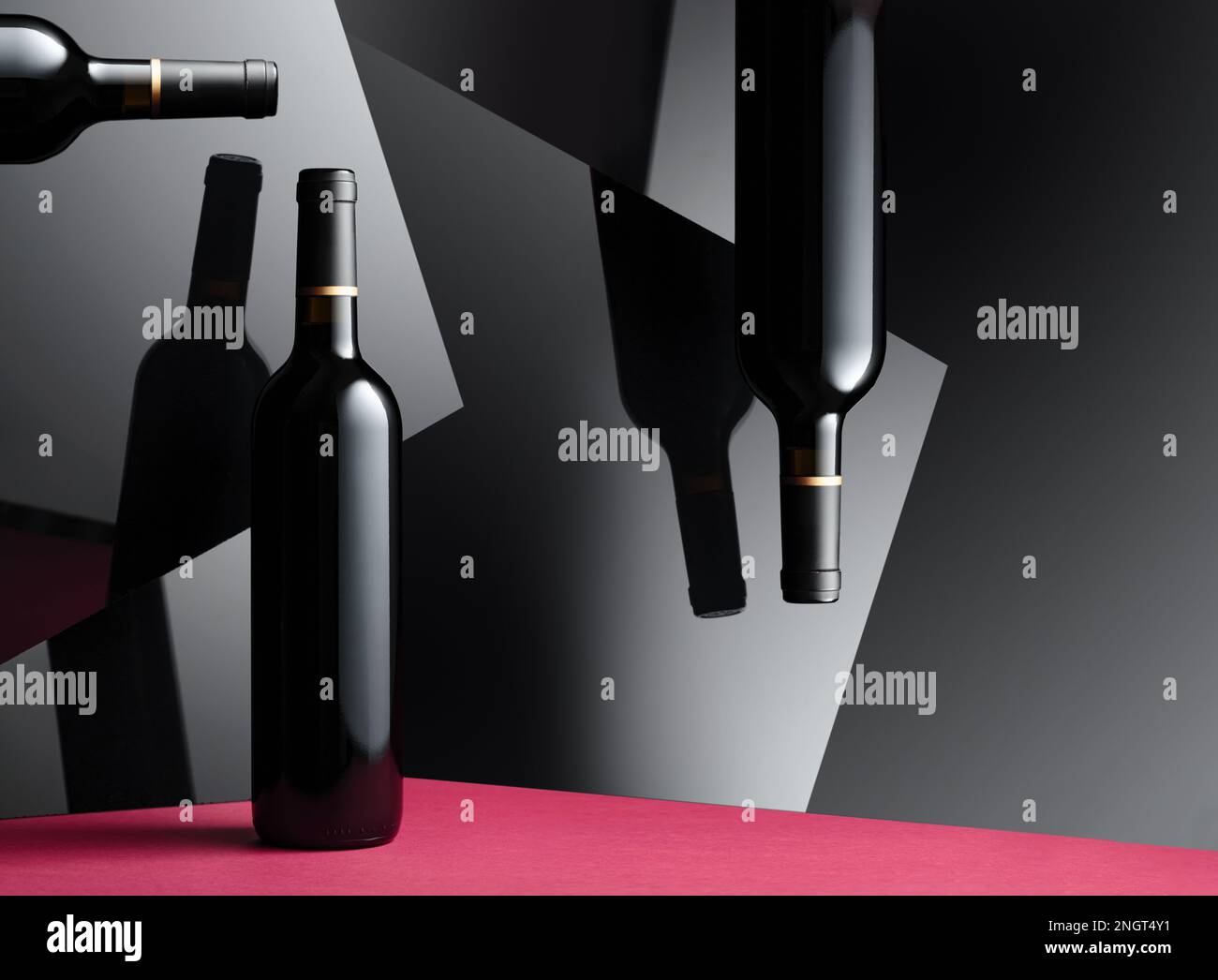 Flaschen Rotwein mit Reflexion auf den glänzenden schwarzen Oberflächen. Konzept des Themas "teurer Wein". Stockfoto