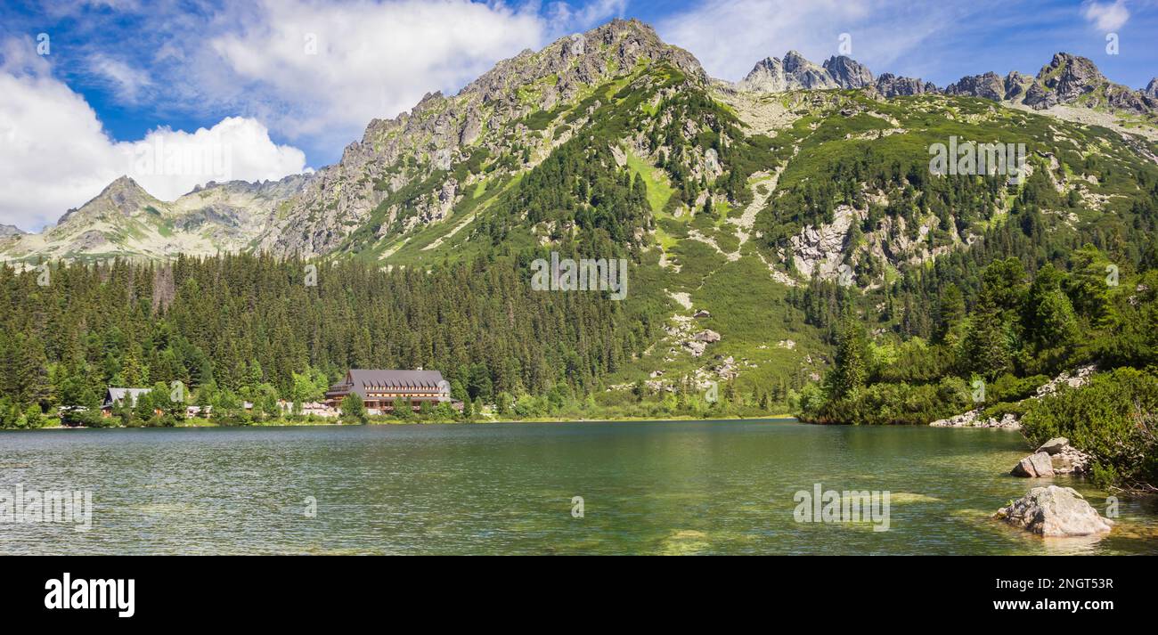 Panorama der Berge rund um den See Popradske Pleso in der hohen Tatra, Slowakei Stockfoto