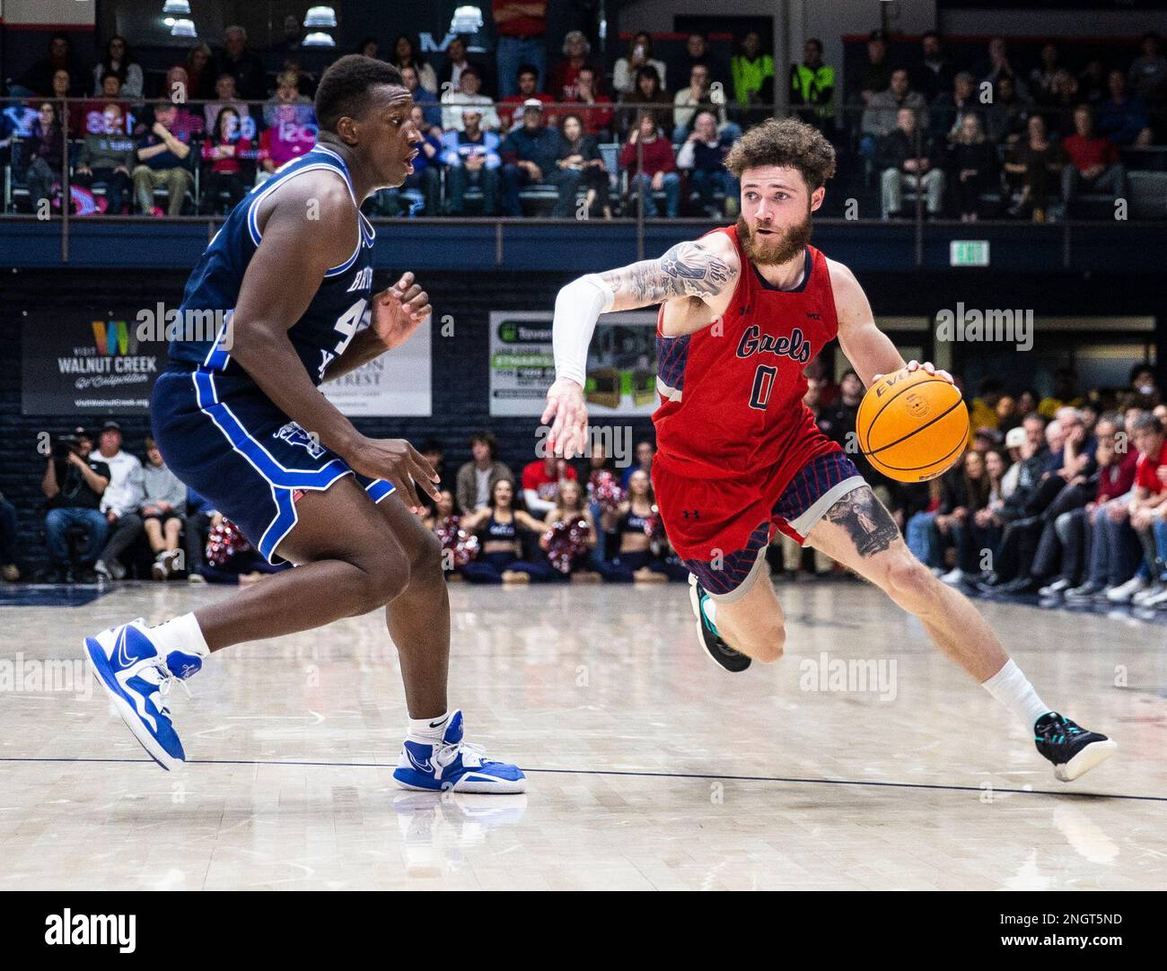 Februar 18 2023 Moraga, CA U.S.A. St. Mary's Guard Logan Johnson (0) fährt während des NCAA Männer Basketballspiels zwischen Brigham Young Cougars und den Saint Mary's Gaels zum Basketball. Saint Mary's Beat BYU 71-65 im University Credit Union Pavilion Moraga Calif Thurman James/CSM Stockfoto