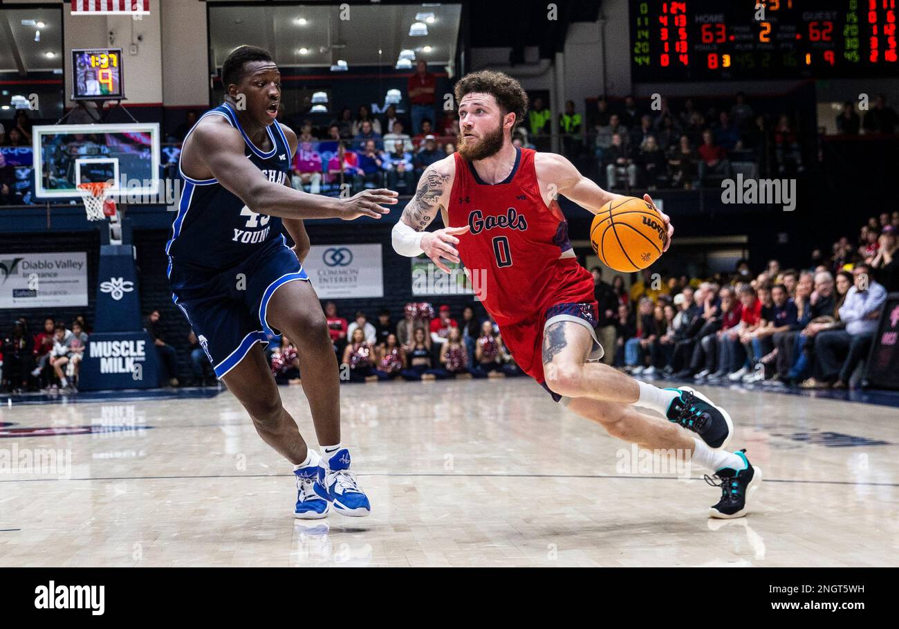 Februar 18 2023 Moraga, CA U.S.A. St. Mary's Guard Logan Johnson (0) fährt während des NCAA Männer Basketballspiels zwischen Brigham Young Cougars und den Saint Mary's Gaels zum Basketball. Saint Mary's Beat BYU 71-65 im University Credit Union Pavilion Moraga Calif Thurman James/CSM Stockfoto