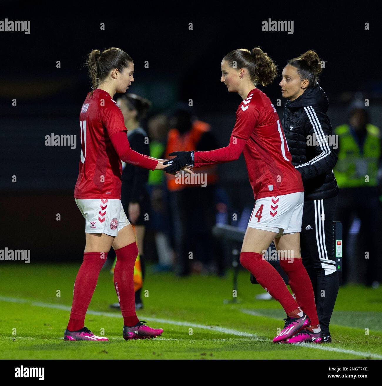 Laval, Frankreich. 18. Februar 2023. Laval, Frankreich, Februar 18. 2023: Nicoline Sorensen (14 Dänemark) wird auf dem Spielfeld während des internationalen Freundschaftsspiels zwischen Dänemark und Norwegen im Stade Francis Le Basser in Laval, Frankreich, an die Stelle von Signe Bruun (20 Dänemark) treten. (James Whitehead/SPP) Kredit: SPP Sport Press Photo. Alamy Live News Stockfoto