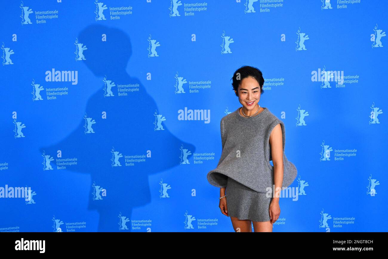 Berlin, Deutschland. 19. Februar 2023. Greta Lee, Schauspielerin, steht während der Fotosession für den Film „Vergangene Leben“ im Berlinale vor der Fotowand. Der Film läuft im Wettbewerb. Das Internationale Filmfestival 73. findet bis zum 26. Februar 2023 statt. Kredit: Monika Skolimowska/dpa/Alamy Live News Stockfoto