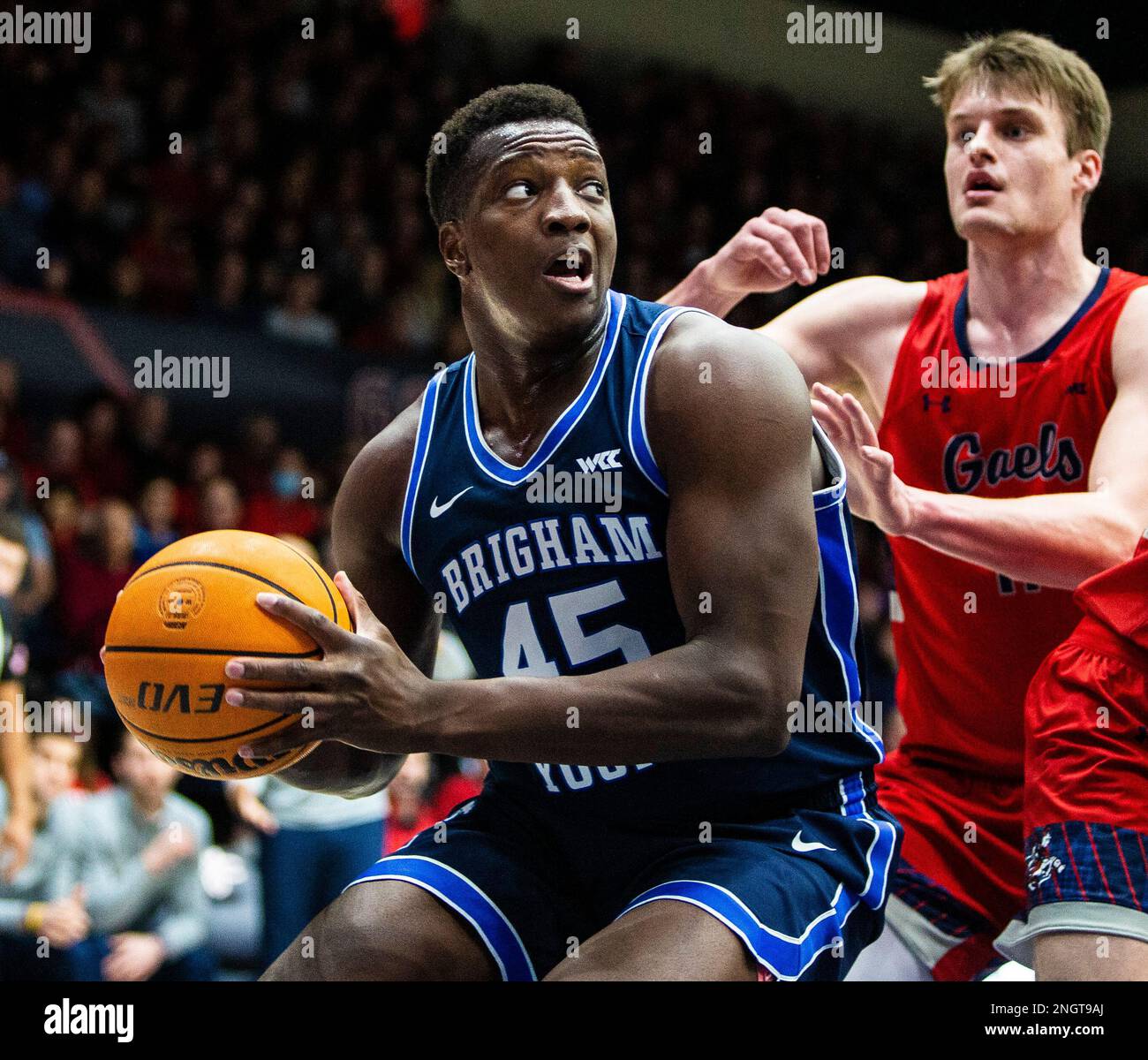 Februar 18 2023 Moraga, CA USA Brigham Young Forward Fousseyni Traore (45) kämpft während des NCAA Männer Basketballspiels zwischen Brigham Young Cougars und Saint Mary's Gaels um einen Platz in der Farbe. Saint Mary's Beat BYU 71-65 im University Credit Union Pavilion Moraga Calif Thurman James/CSM Stockfoto