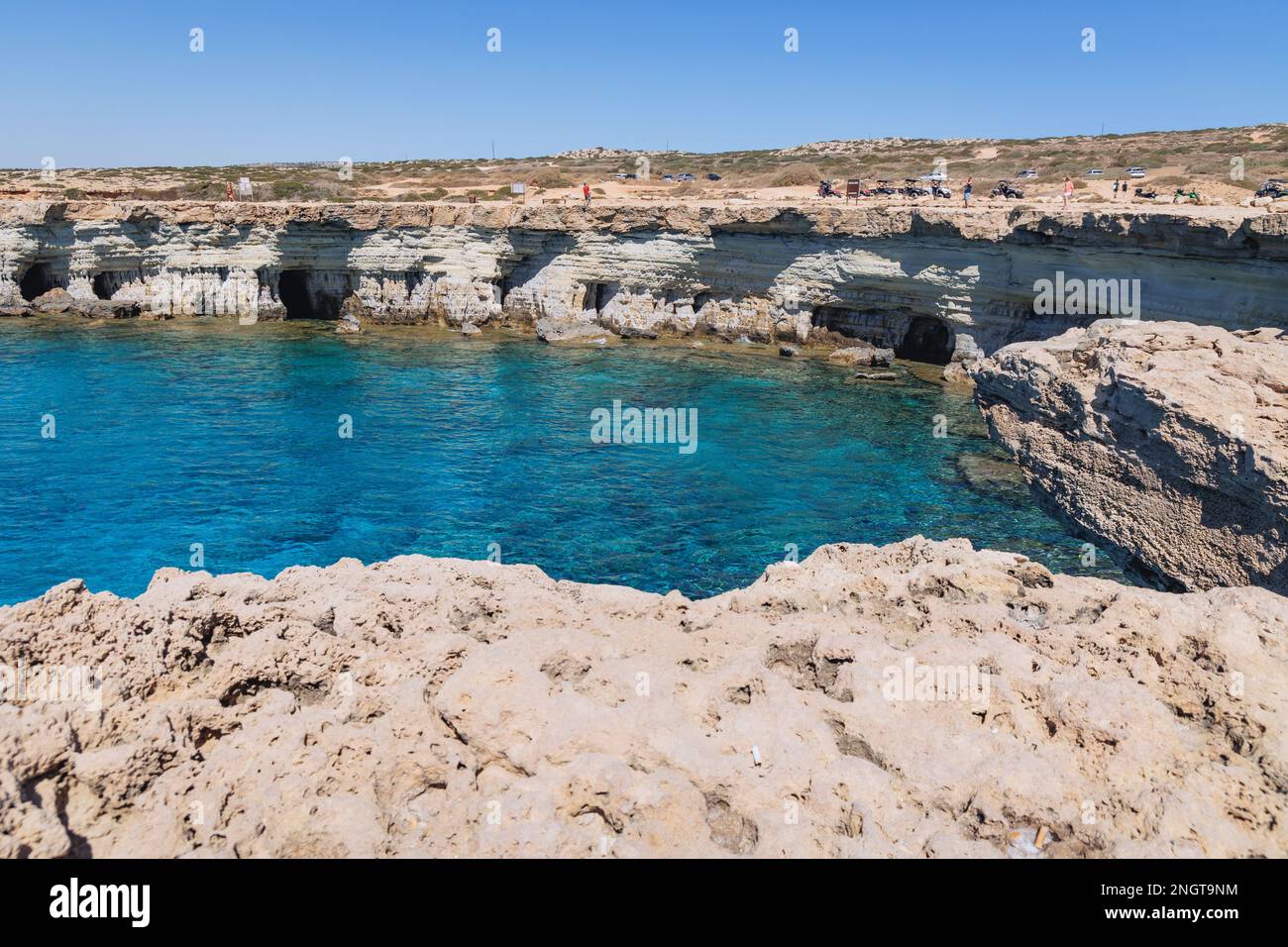 Berühmte Meereshöhlen im Cape Greco National Forest Park in Zypern Stockfoto