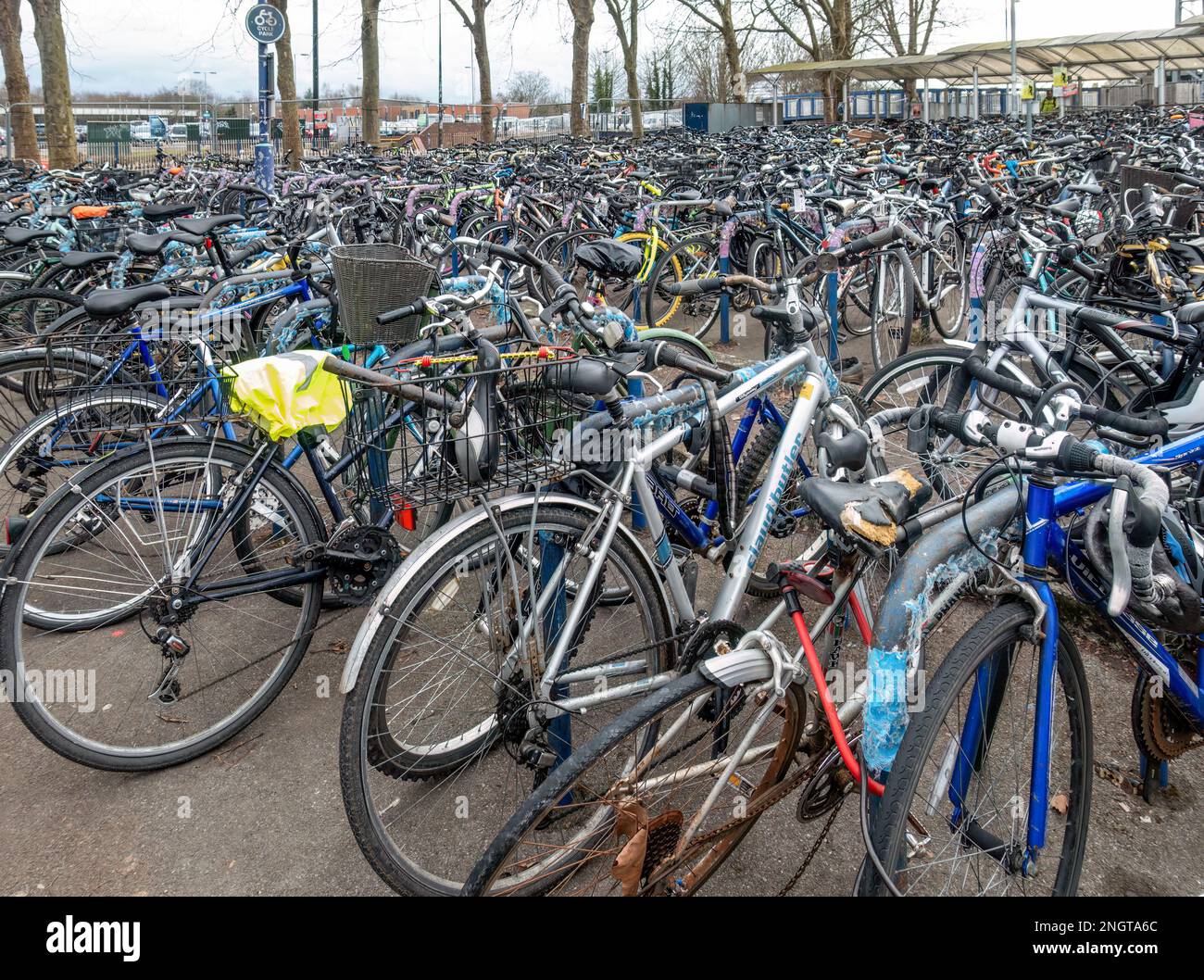 OXFORD, ENGLAND - FEBRUAR 18 2023: Fahrräder in Regalen, umweltfreundlicher Nahverkehr. Stockfoto