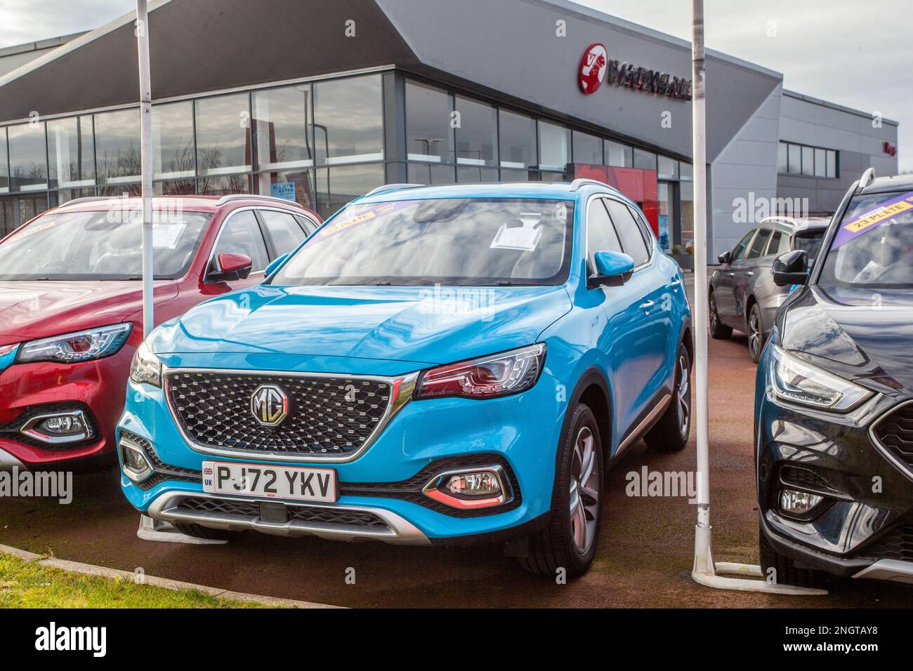 2020 Blue MG ZS Trophy EV Electric 156 Auto 72,6Kwh Fernbereich; neue und gebrauchte Elektroautos werden auf dem Vorplatz und Ausstellungsraum des Autohändlers in Preston UK zum Verkauf angeboten Stockfoto