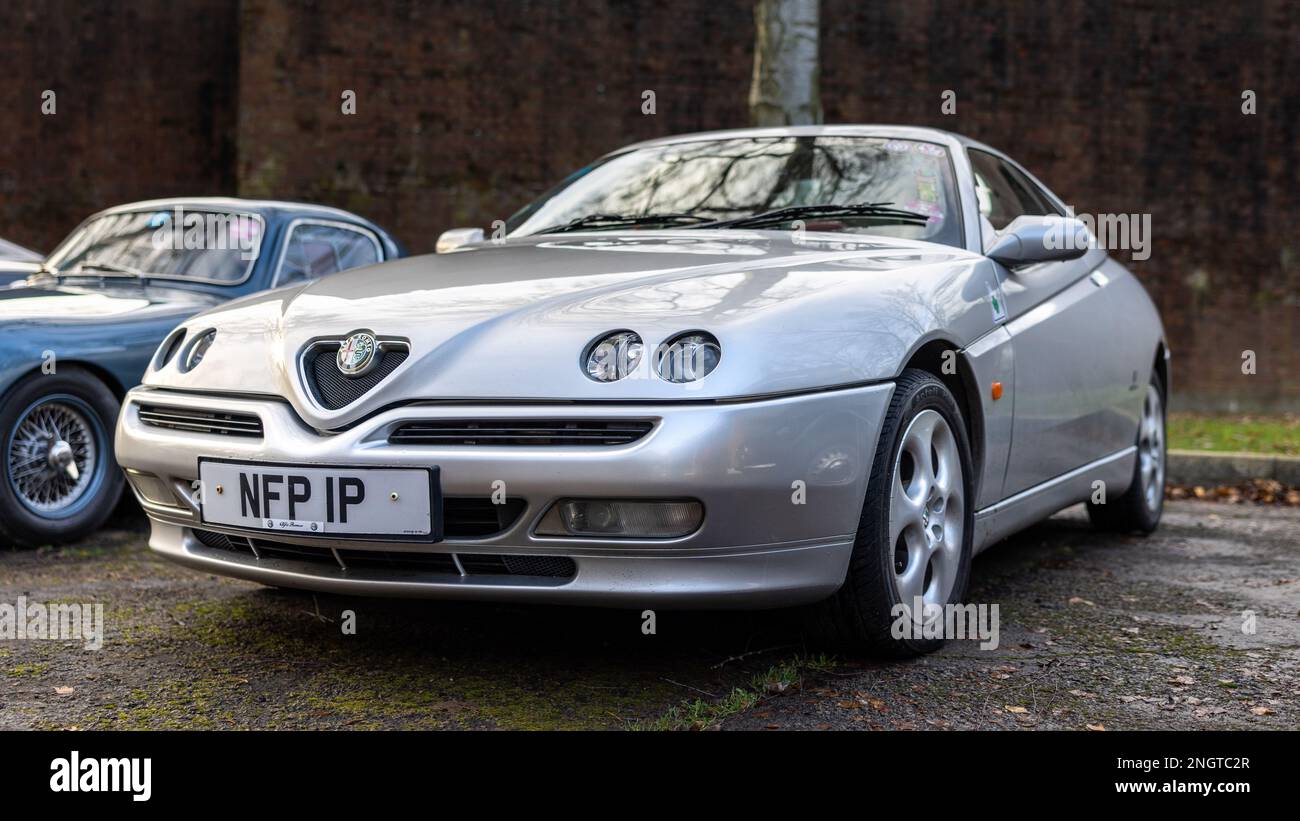 2002 Alfa Romeo GTV „NFP 1P“ auf der Januar Scramble im Bicester Heritage am 8. Januar 2023. Stockfoto