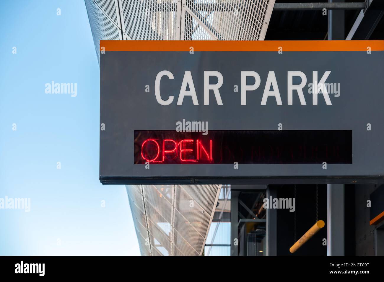 An der Fassade des Gebäudes mit Blick von der Straße der Stadt ist ein Schild mit dem Aufdruck „Car Park Open“ angebracht Stockfoto