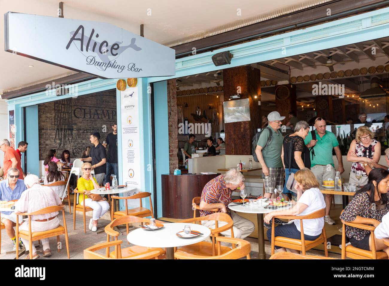 Die Klößchen-Bar in Manly Beach, einem Vorort von Sydney, NSW, Australien, serviert Mittagessen und asiatische Klößchen zum Essen Stockfoto