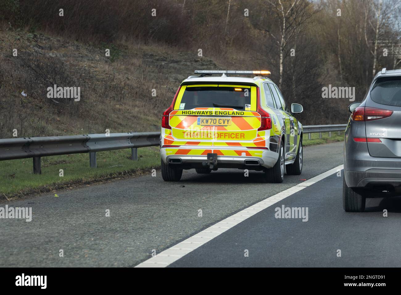 Highways England Fahrzeug, das auf der Autobahn mit harter Schulter fährt, um sich um einen Verkehrsunfall zu kümmern – Großbritannien Stockfoto