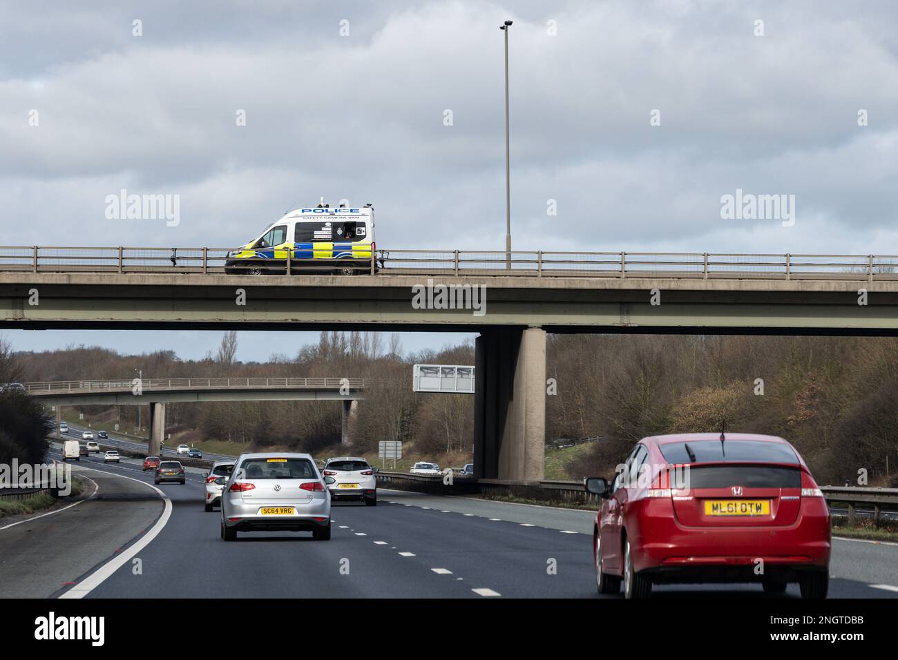 Polizeifahrzeug mit Sicherheitskamera auf der Autobahnbrücke - England UK Stockfoto