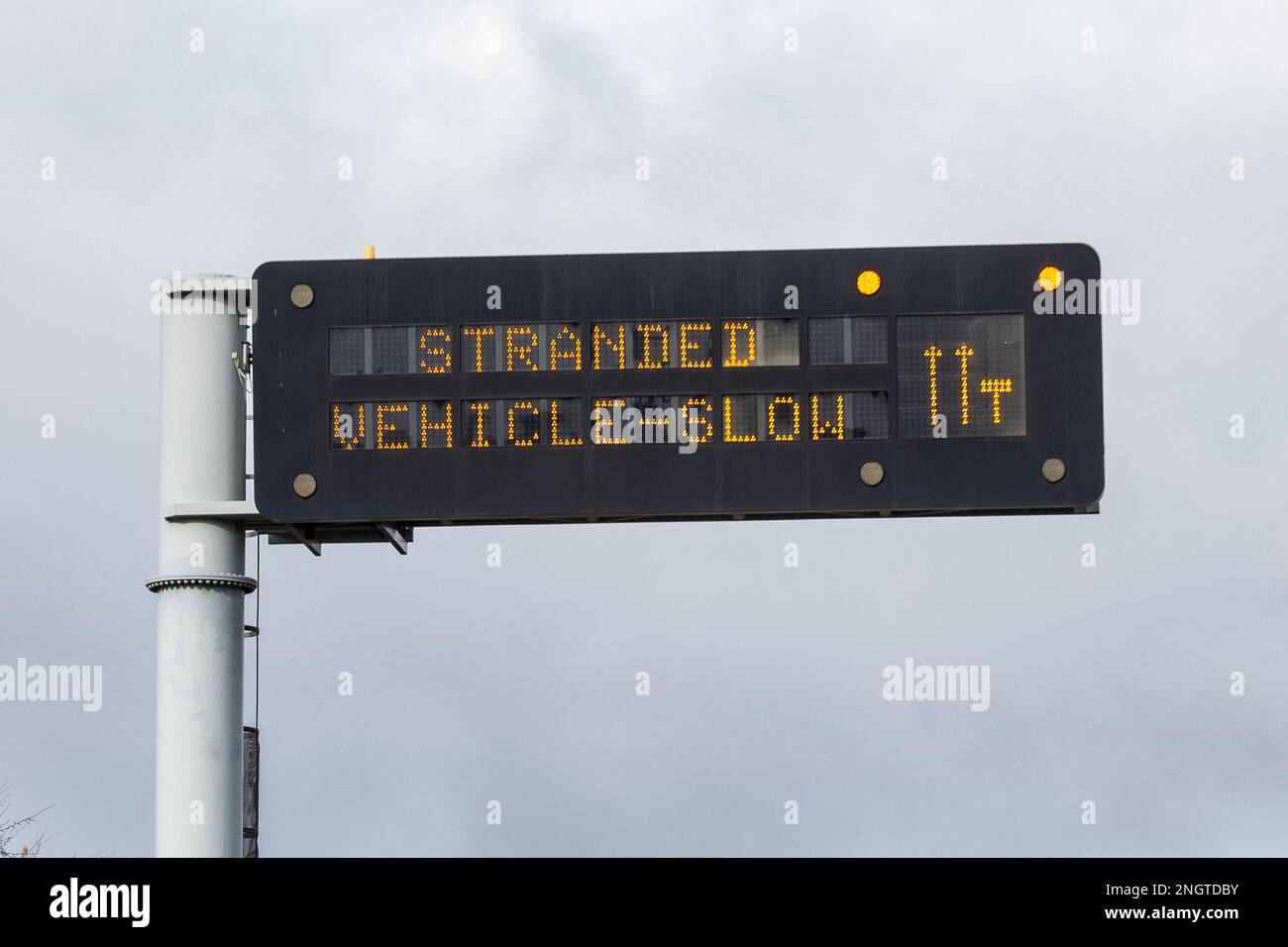 Schild für langsame Überkopfautobahn für gestrannte Fahrzeuge – GB Stockfoto