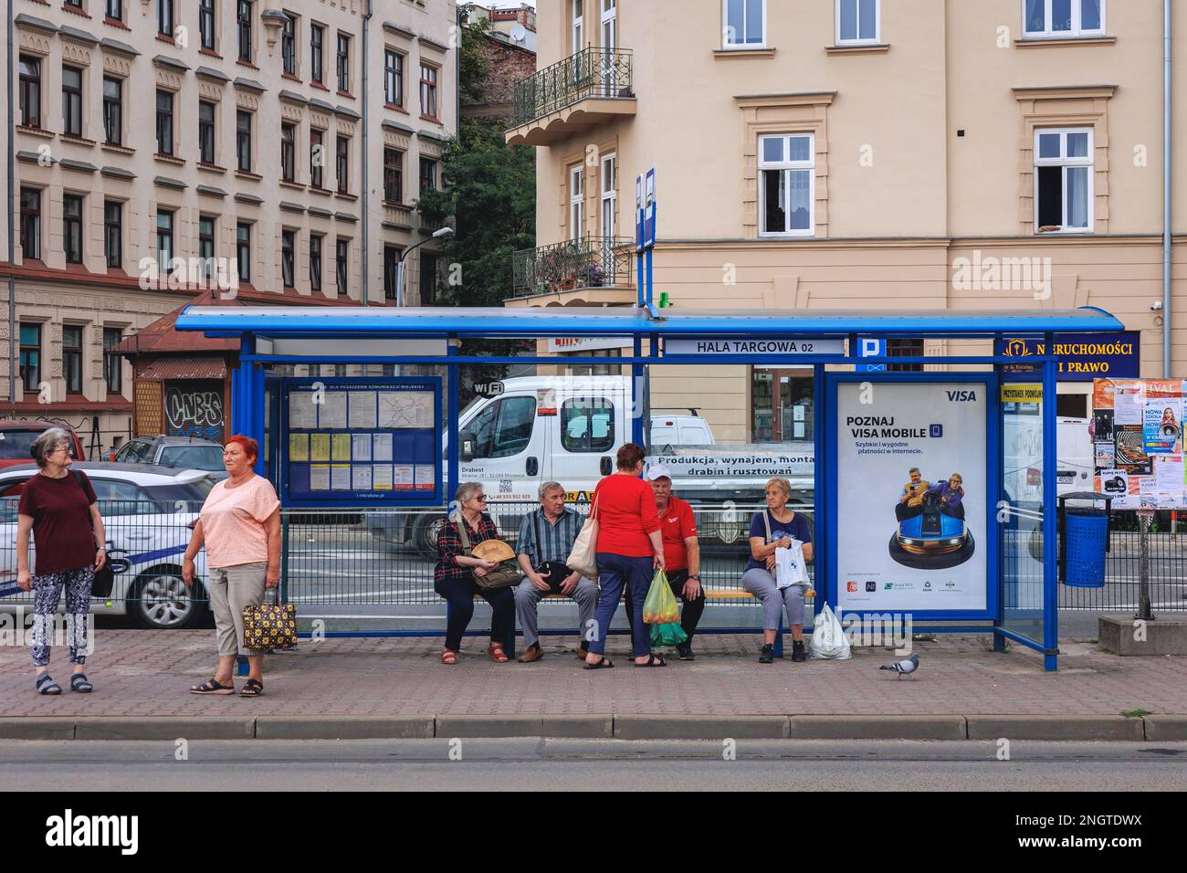 Straßenbahn- und Bushaltestelle in Krakau, Woiwodschaft Kleinpolen in Polen Stockfoto