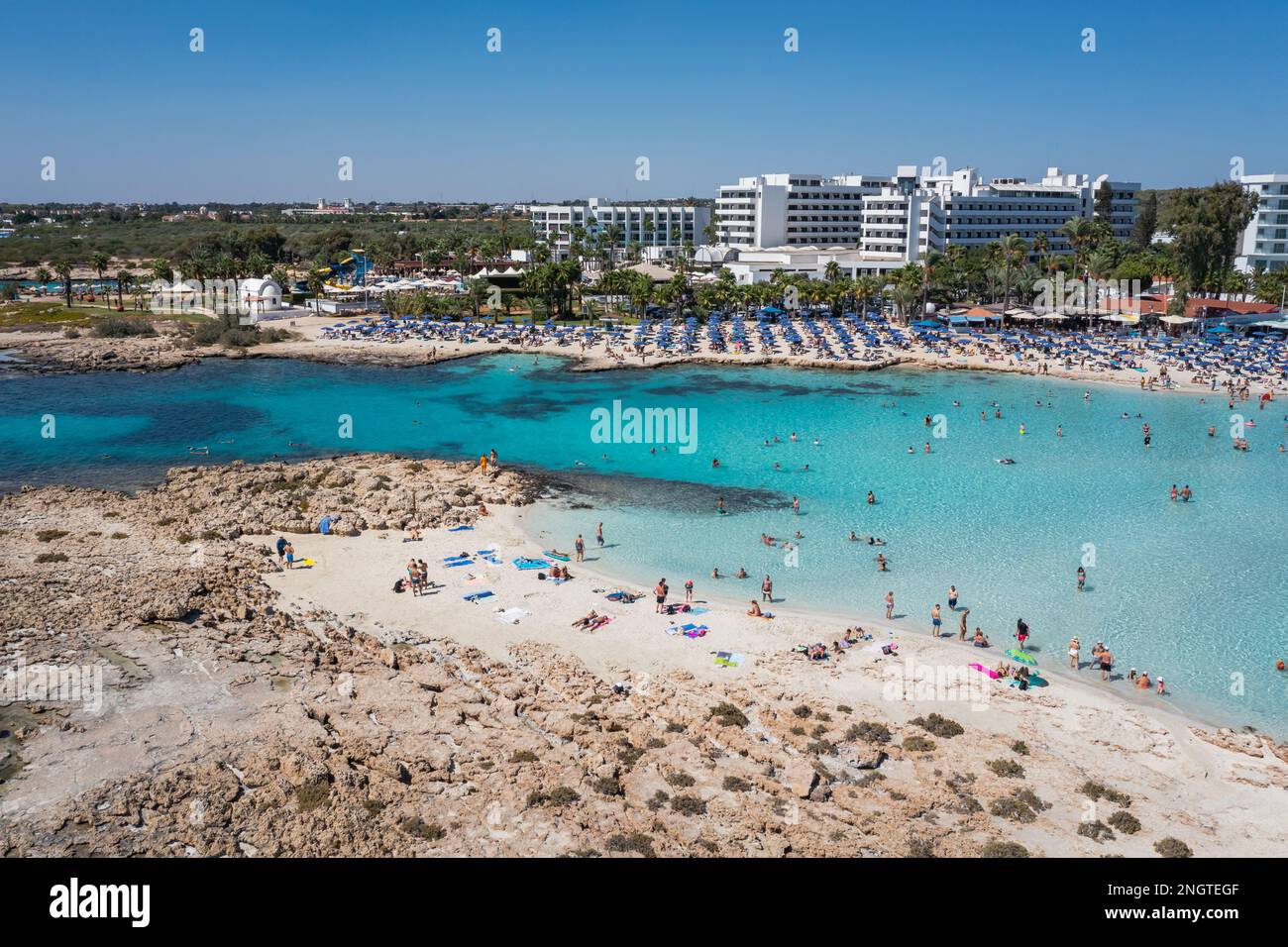 Blick aus der Vogelperspektive auf die kleine Insel Nissi neben dem Nissi-Strand im Ajia Napa Resort in Zypern Inselland Stockfoto