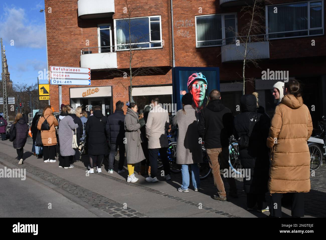 Kopenhagen /Dänemark/19 Februar 2023/ .Leute, die in der Schlange warten, um Caoffee und Kuchen in Alice in der dänischen Hauptstadt einzukaufen. (Foto.Francis Joseph Dean/Dean Pictures) Stockfoto