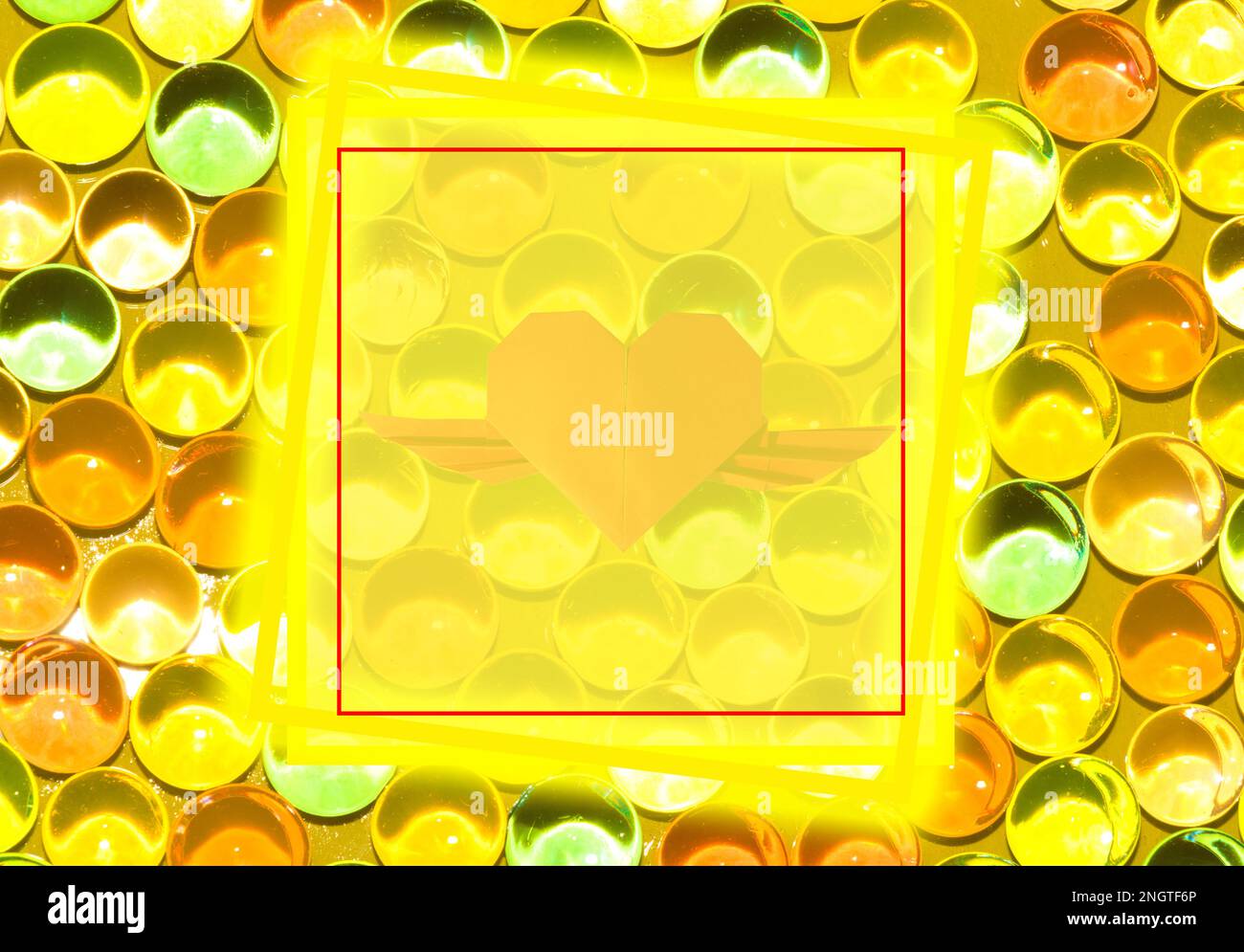 Gelb leuchtender Rahmen als Kopierbereich auf gelbem Hintergrund für abstrakte Bälle Stockfoto