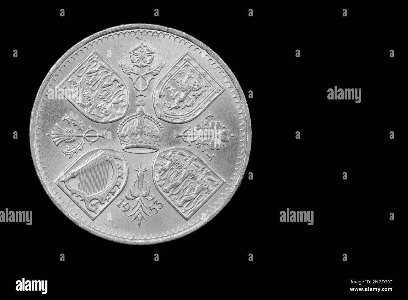 Umkehrung einer 1953-Dollar-Kronenmünze, die zur Erinnerung an die Krönung von Königin Elizabeth II. Ausgegeben wurde Sie ist auch auf der 2022 50p-Euro-Münze zu sehen Stockfoto