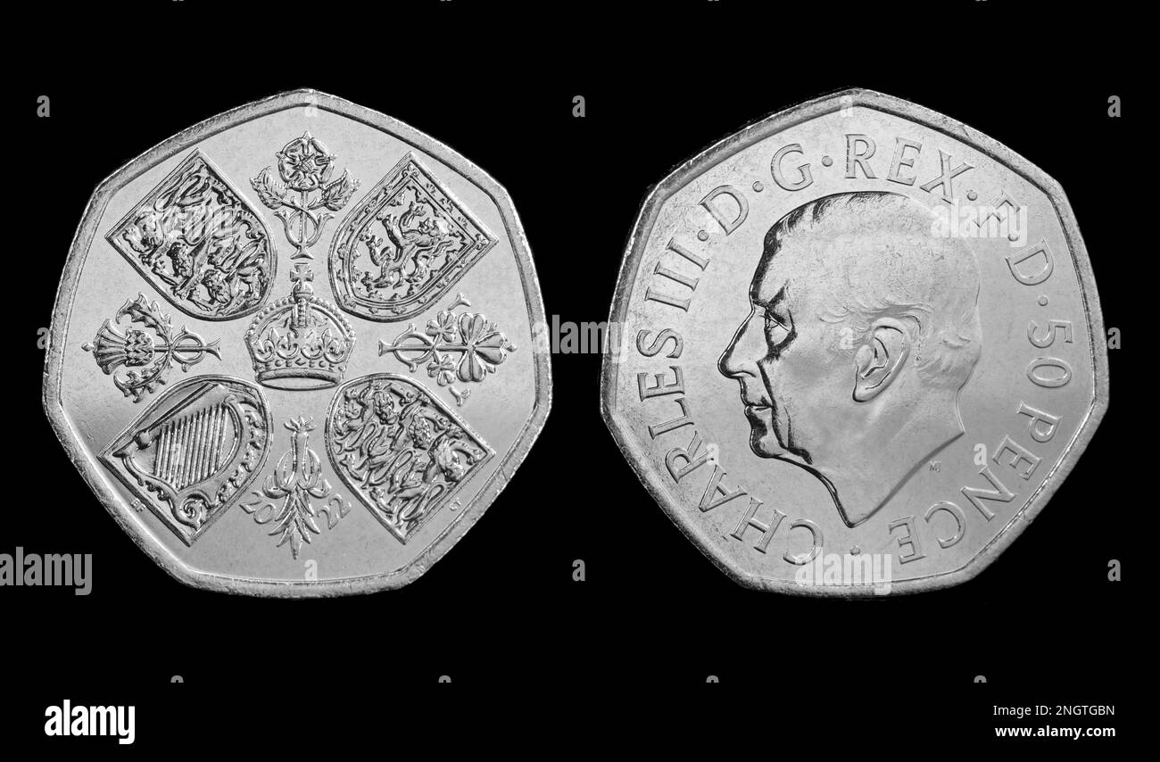 Die neue 50-Pence-Münze mit dem ersten Münzporträt von König Karl III. Von Martin Jennings. Auf der Rückseite befindet sich die Krone aus dem Jahr 1953 Stockfoto