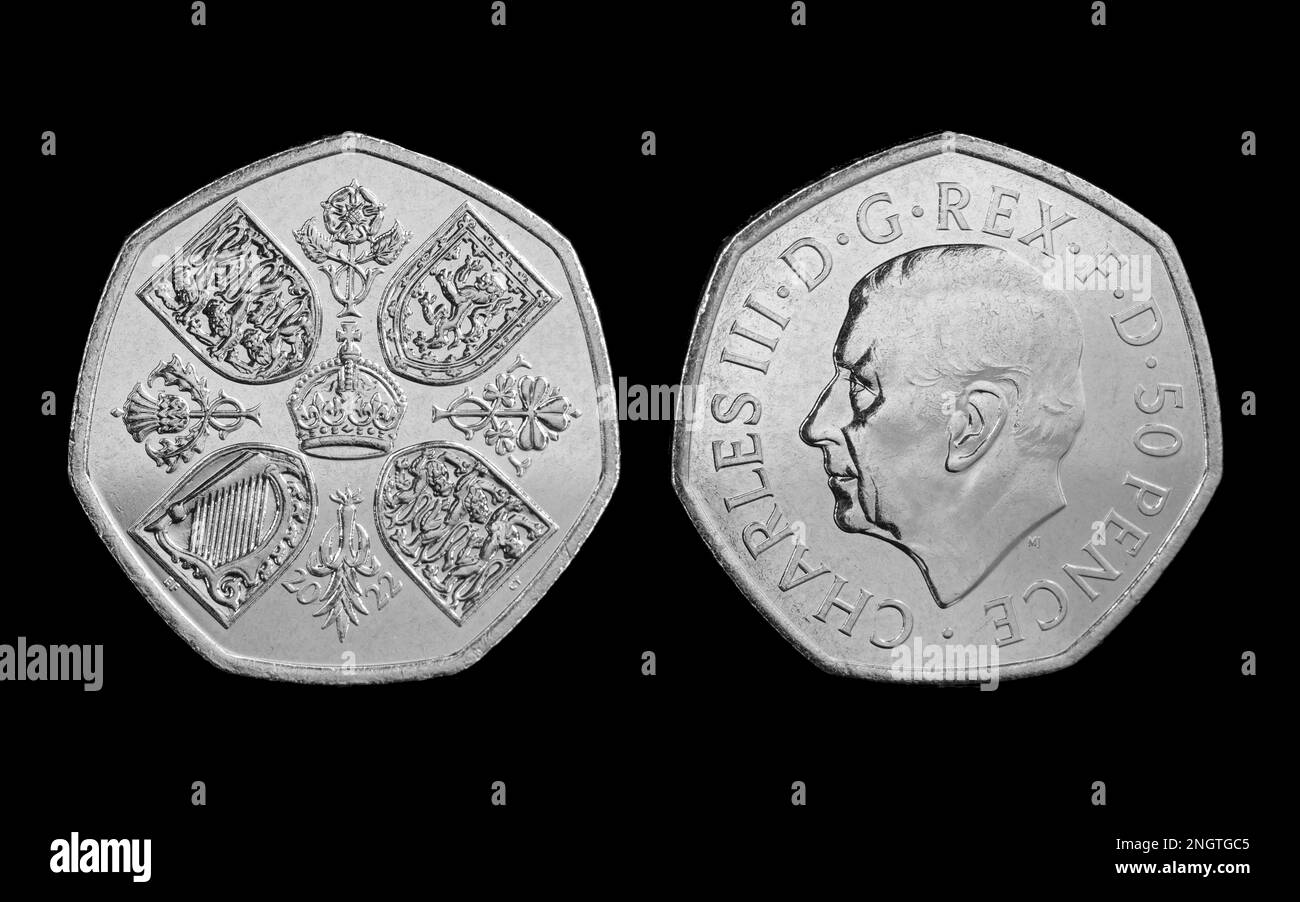 Die neue 50-Pence-Münze mit dem ersten Münzporträt von König Karl III. Von Martin Jennings. Auf der Rückseite befindet sich die Krone aus dem Jahr 1953 Stockfoto