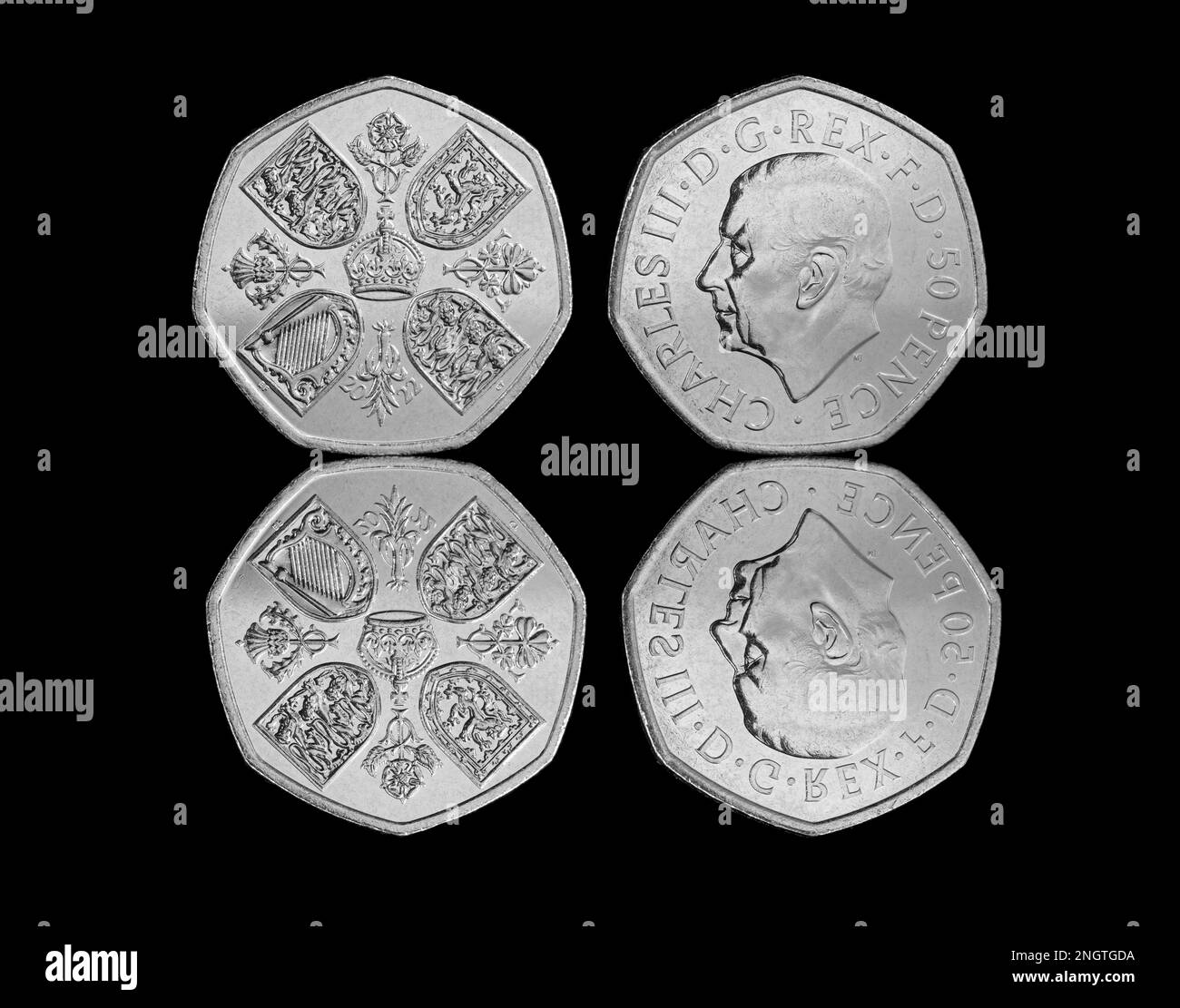 Die neue 50-Pence-Münze mit dem ersten Münzporträt von König Karl III. Von Martin Jennings. Auf der Rückseite befindet sich die Krone aus dem Jahr 1953 Stockfoto