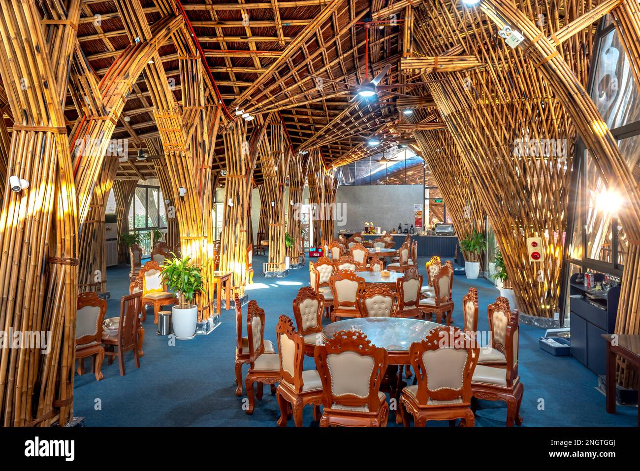 Einzigartige Architektur eines groen Restaurants komplett aus altem Bambus,  einem umweltfreundlichen Material im MOC Chau, Son La, Vietnam  Stockfotografie - Alamy