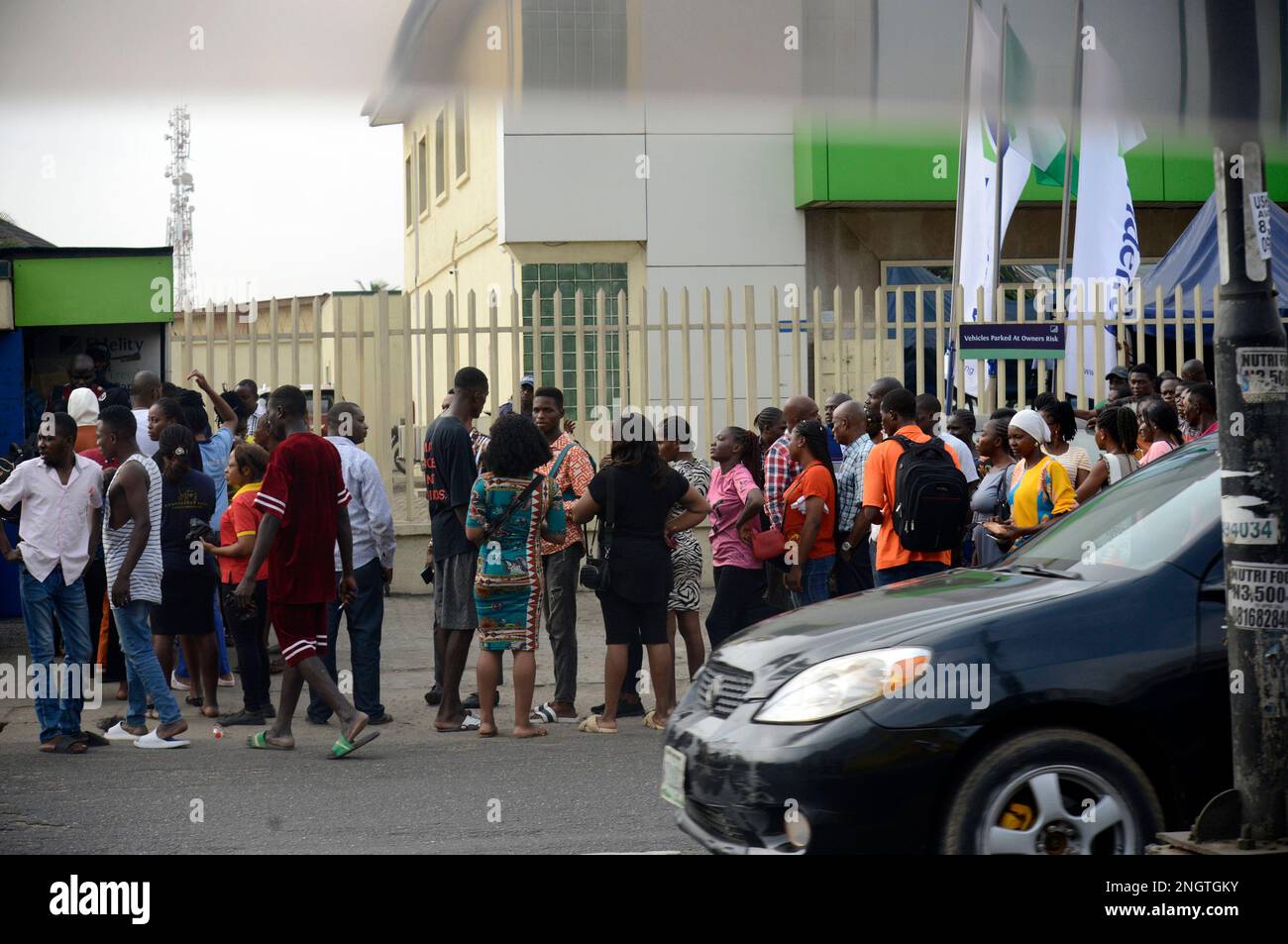 Lagos, Nigeria, 8. Februar 2023 Kunden, die bei der Fidelity Bank in der Region Ogba in Lagos, Nigeria, am Mittwoch, Fee, lange Warteschlangen für Bargeld haben Stockfoto