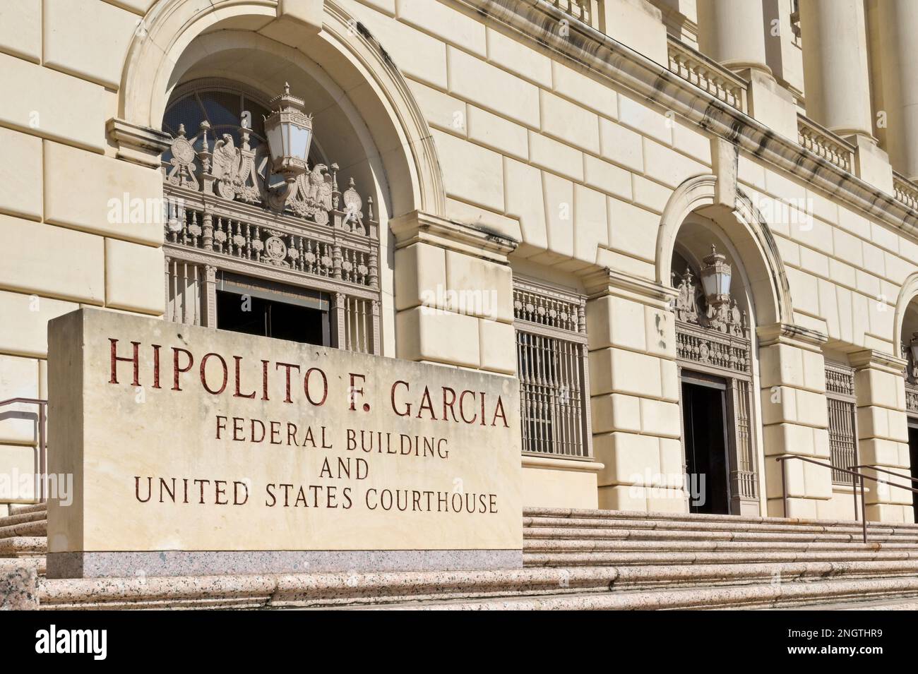 San Antonio, Texas, USA - Februar 2023: Außenansicht des Hipolito F. Garcia Federal Building und des US-Gerichtsgebäudes Stockfoto