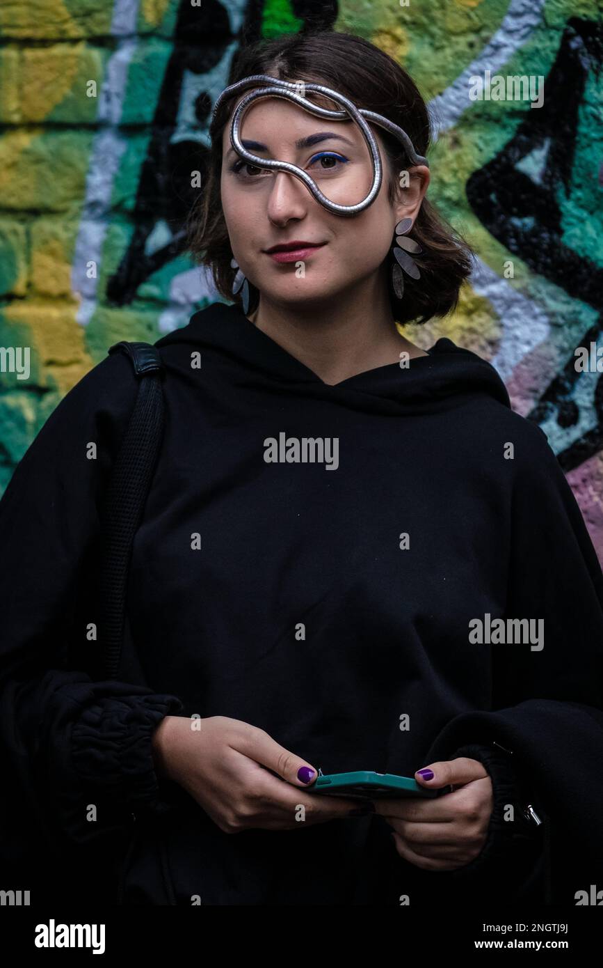 London, Großbritannien. 18. Februar 2023 London Modewoche. Designer, Fashionisten, Blogger und Modestudenten treffen vor den Protein Studios in Shoreditch ein und sind bereit für die fünftägige Veranstaltung. Kredit: Guy Corbishley/Alamy Live News Stockfoto
