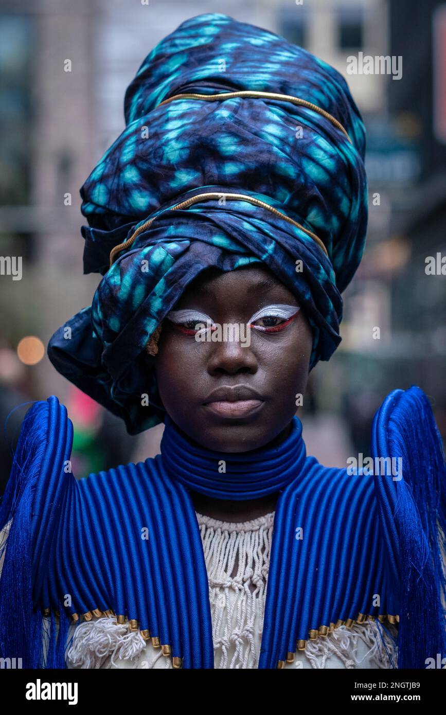 London, Großbritannien. 18. Februar 2023 London Modewoche. Designer, Fashionisten, Blogger und Modestudenten treffen vor den Protein Studios in Shoreditch ein und sind bereit für die fünftägige Veranstaltung. Kredit: Guy Corbishley/Alamy Live News Stockfoto