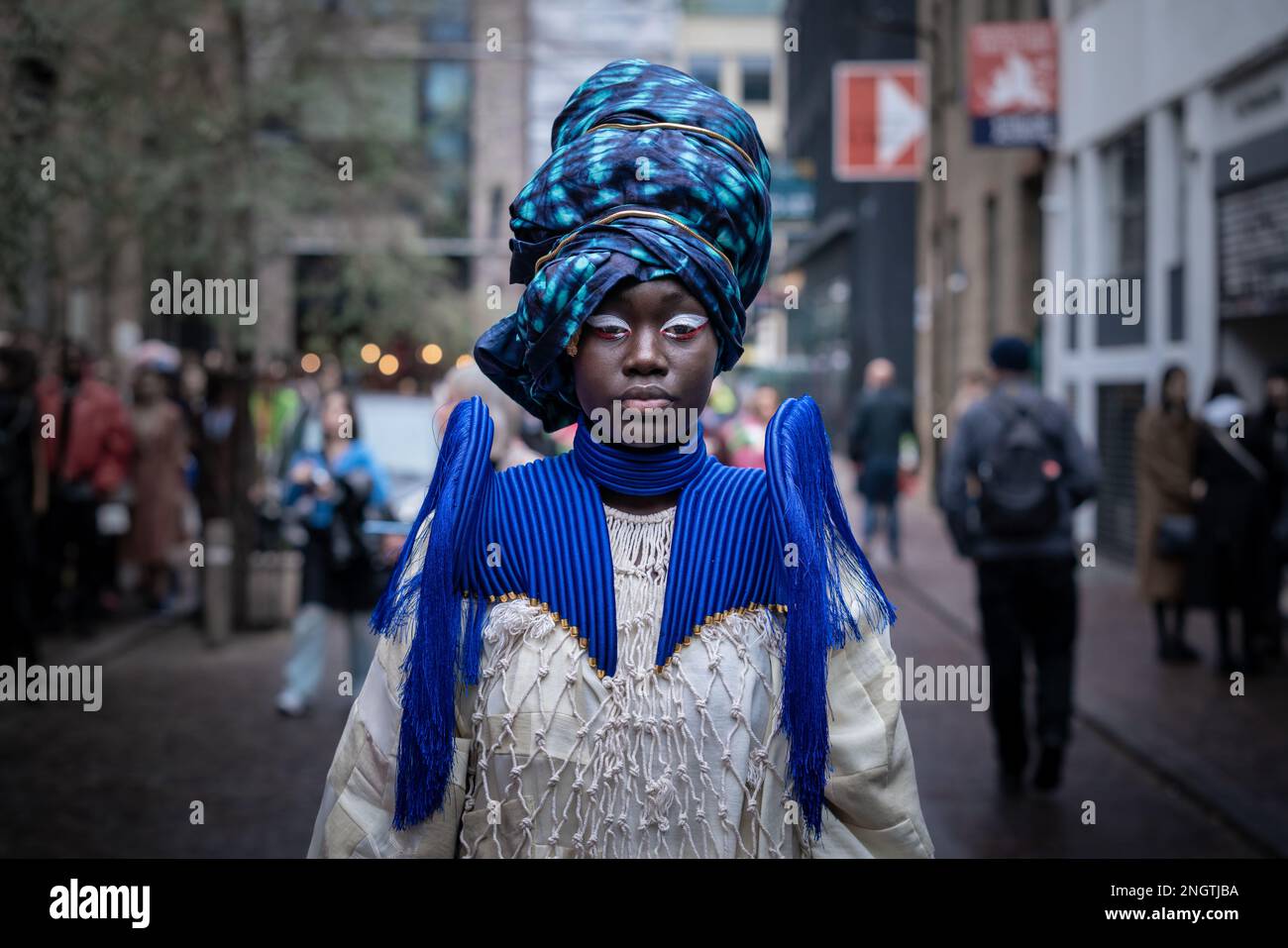 London, Großbritannien. 18. Februar 2023 London Modewoche. Designer, Fashionisten, Blogger und Modestudenten treffen vor den Protein Studios in Shoreditch ein und sind bereit für die fünftägige Veranstaltung. Kredit: Guy Corbishley/Alamy Live News Stockfoto