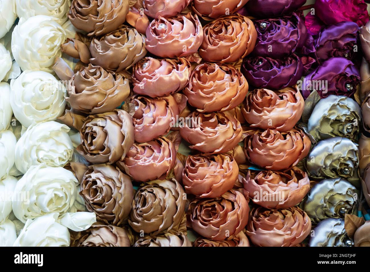 Wallroda, Deutschland. 27. Okt. 2022. Modeblumen einer Kollektion liegen in einer Schachtel im Lager der Steyer-Kunstblumen-Fabrik. Sie schmücken königliche Köpfe, luxuriöse Schuhe oder Models. Die Sägewerke der Königin verließen sich auch auf