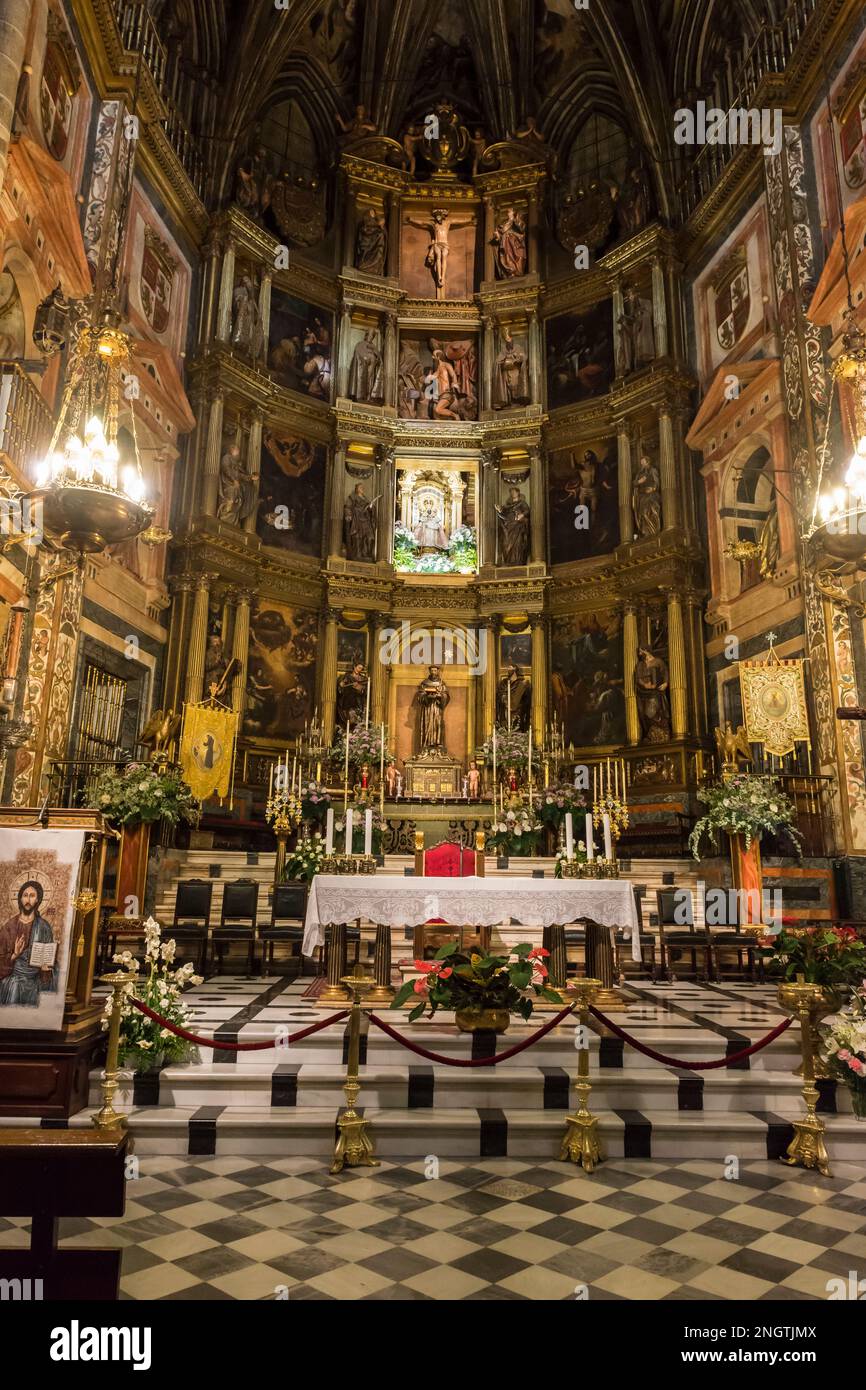 Im Inneren des Klosters der Heiligen Maria von Guadalupe mit dem Schrein unserer Lieben Frau von Guadalupe in Extremadura. Spanien. Stockfoto