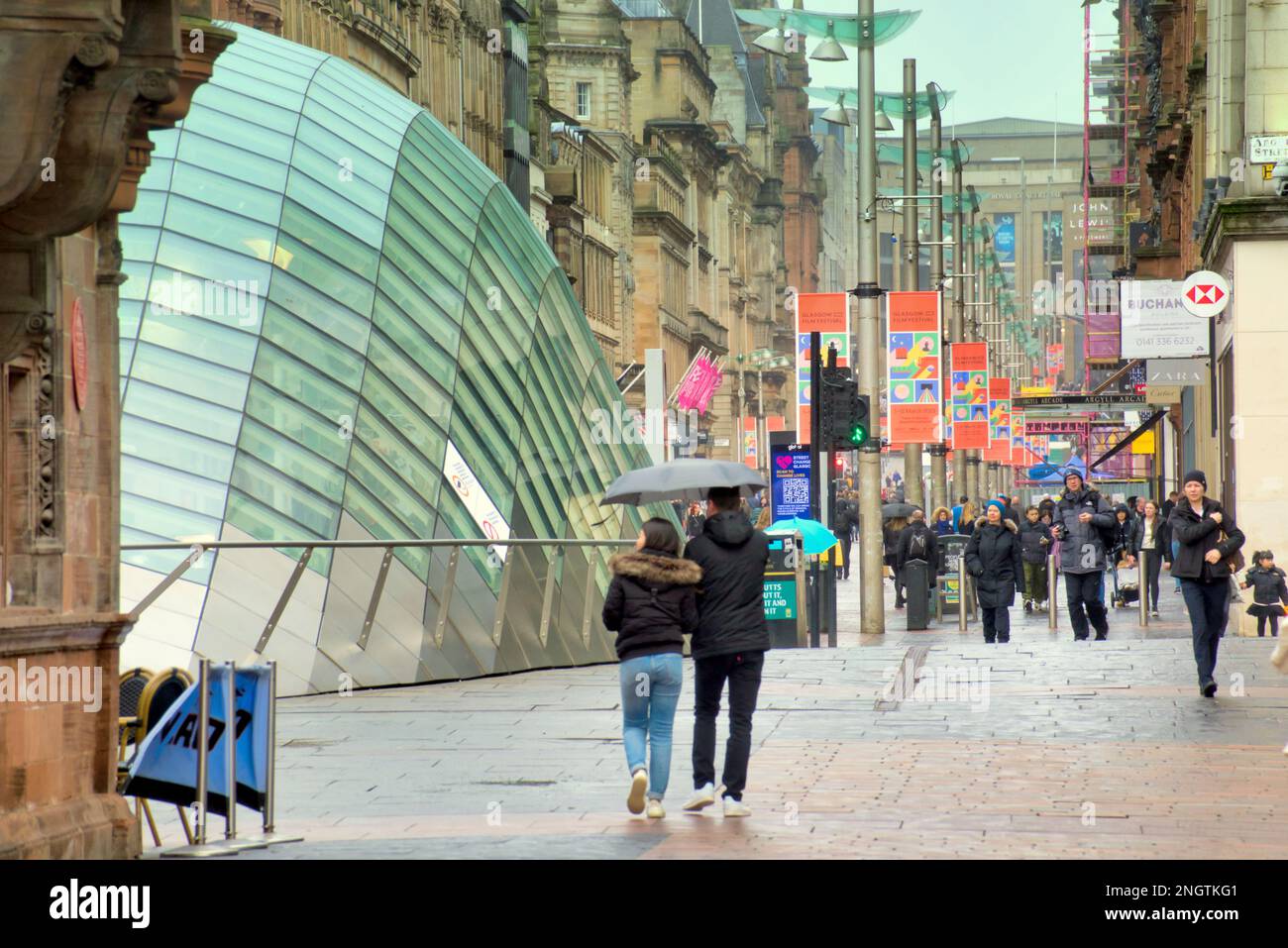 Glasgow, Schottland, Vereinigtes Königreich 19. Februar 2023. Einkaufsmöglichkeiten in der Buchanan Street, der Stilmeile Schottlands, die die Dystopie im Herzen der Stadt widerspiegelt. Credit Gerard Ferry/Alamy Live News Stockfoto