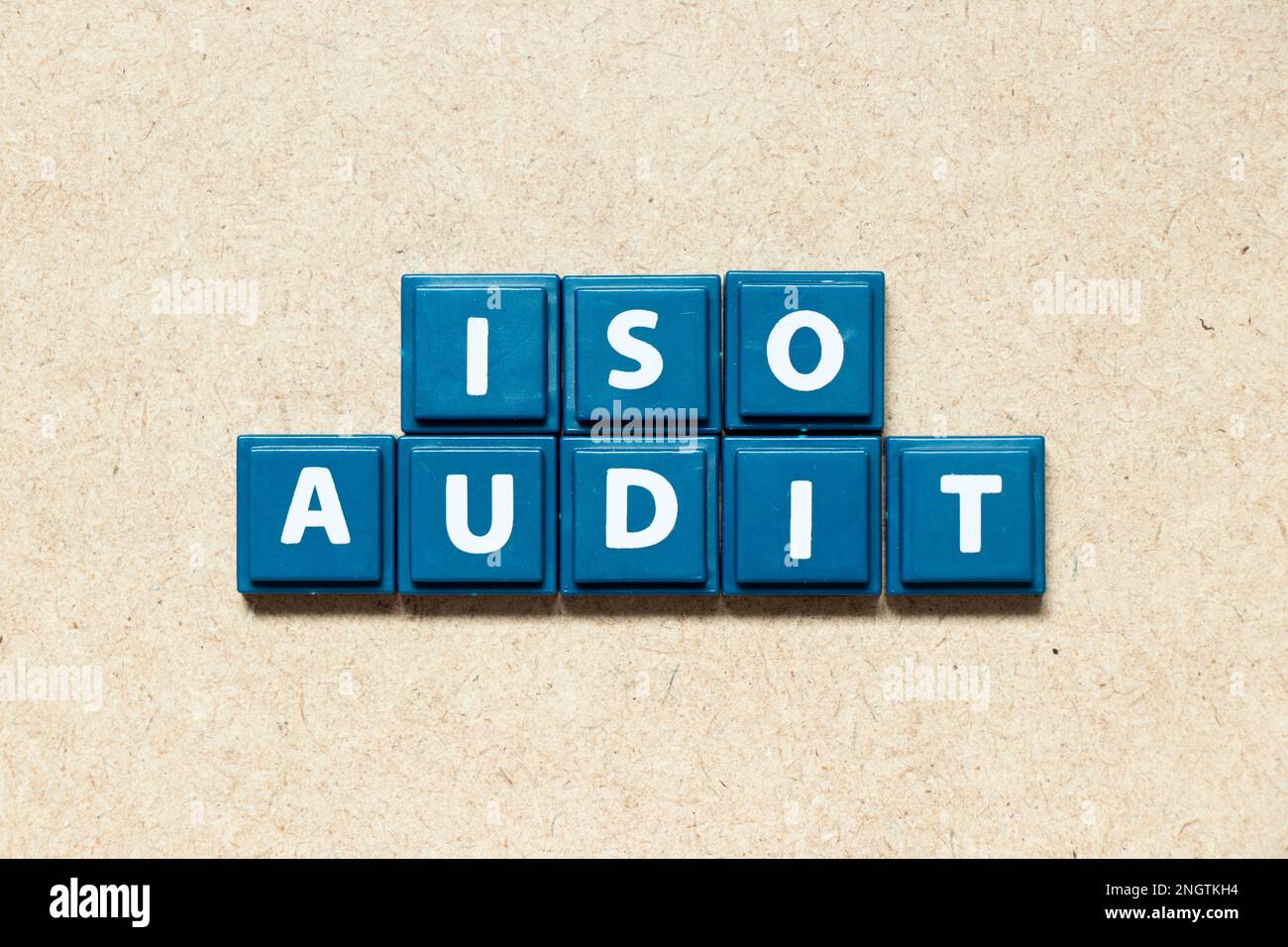 ISO-Prüfung des Buchstabens Kachel in Wort auf Holzhintergrund Stockfoto