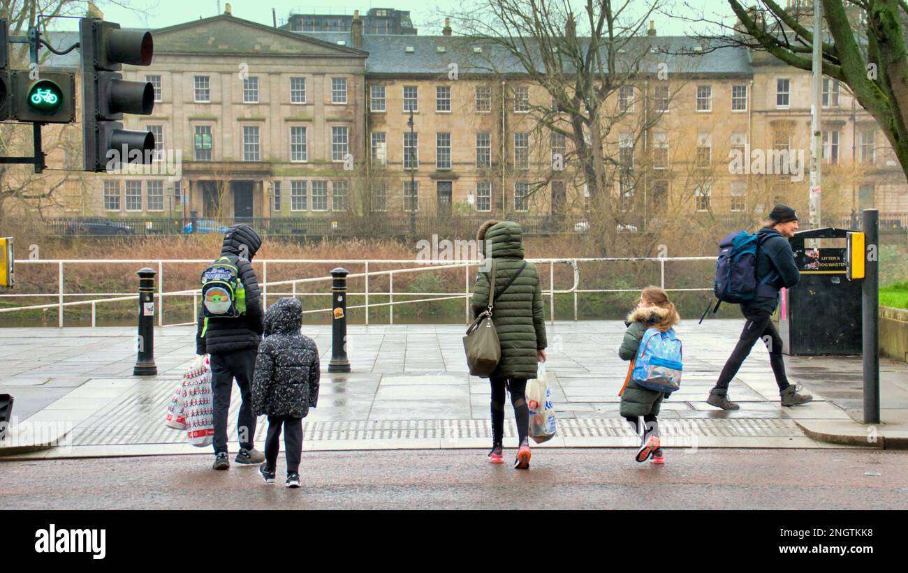 Glasgow, Schottland, Vereinigtes Königreich 19. Februar 2023. Shoppen Sie auf der Dixon Street Road zum Fluss am Ende der Buchanan Street, die Stilmeile Schottlands, die die Dystopie im Herzen der Stadt widerspiegelt. Credit Gerard Ferry/Alamy Live News Stockfoto