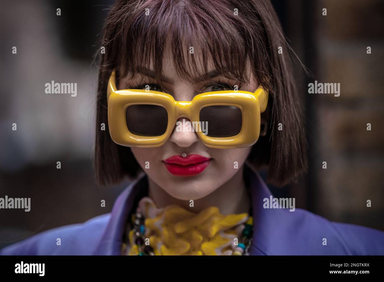 London, Großbritannien. 18. Februar 2023 London Modewoche. Designer, Fashionisten, Blogger und Modestudenten treffen vor den Protein Studios in Shoreditch ein und sind bereit für die fünftägige Veranstaltung. Kredit: Guy Corbishley/Alamy Live News Stockfoto