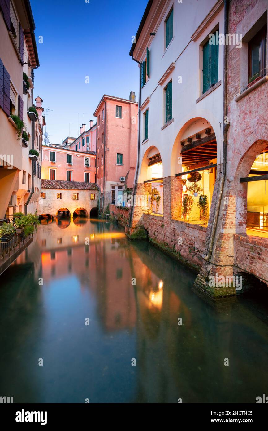 Treviso, Italien. Stadtbild des historischen Zentrums von Treviso, Italien bei Sonnenuntergang. Stockfoto