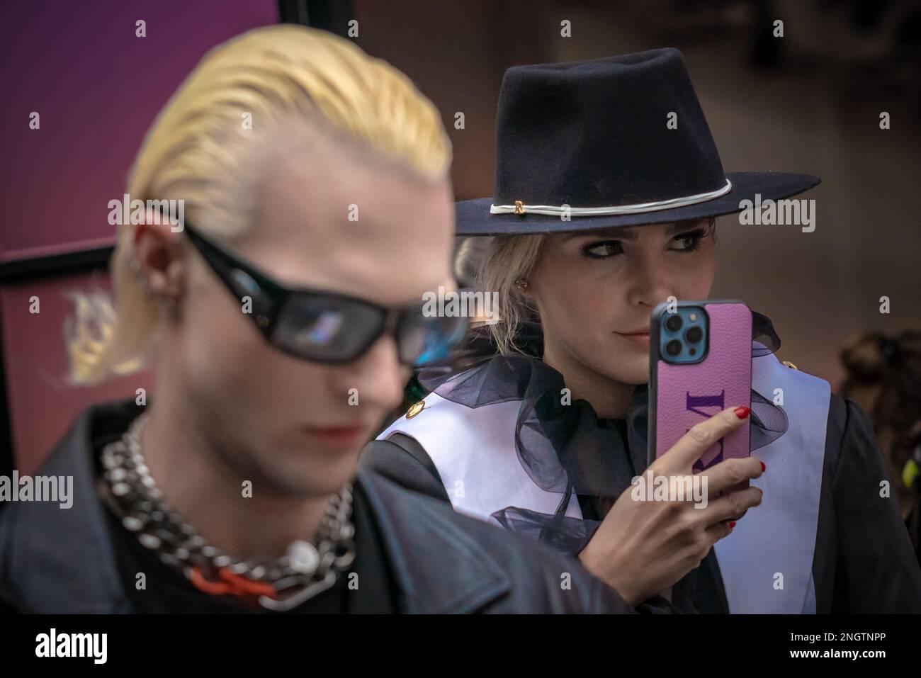 London, Großbritannien. 18. Februar 2023 London Modewoche. Designer, Fashionisten, Blogger und Modestudenten treffen vor den Protein Studios in Shoreditch ein und sind bereit für die fünftägige Veranstaltung. Kredit: Guy Corbishley/Alamy Live News Stockfoto