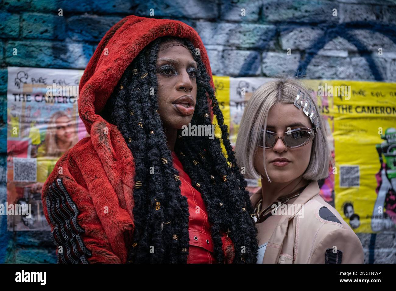 London, Großbritannien. 18. Februar 2023 London Modewoche. Designer, Fashionisten, Blogger und Modestudenten treffen vor den Protein Studios in Shoreditch ein und sind bereit für die fünftägige Veranstaltung. Kredit: Guy Corbishley/Alamy Live News Stockfoto
