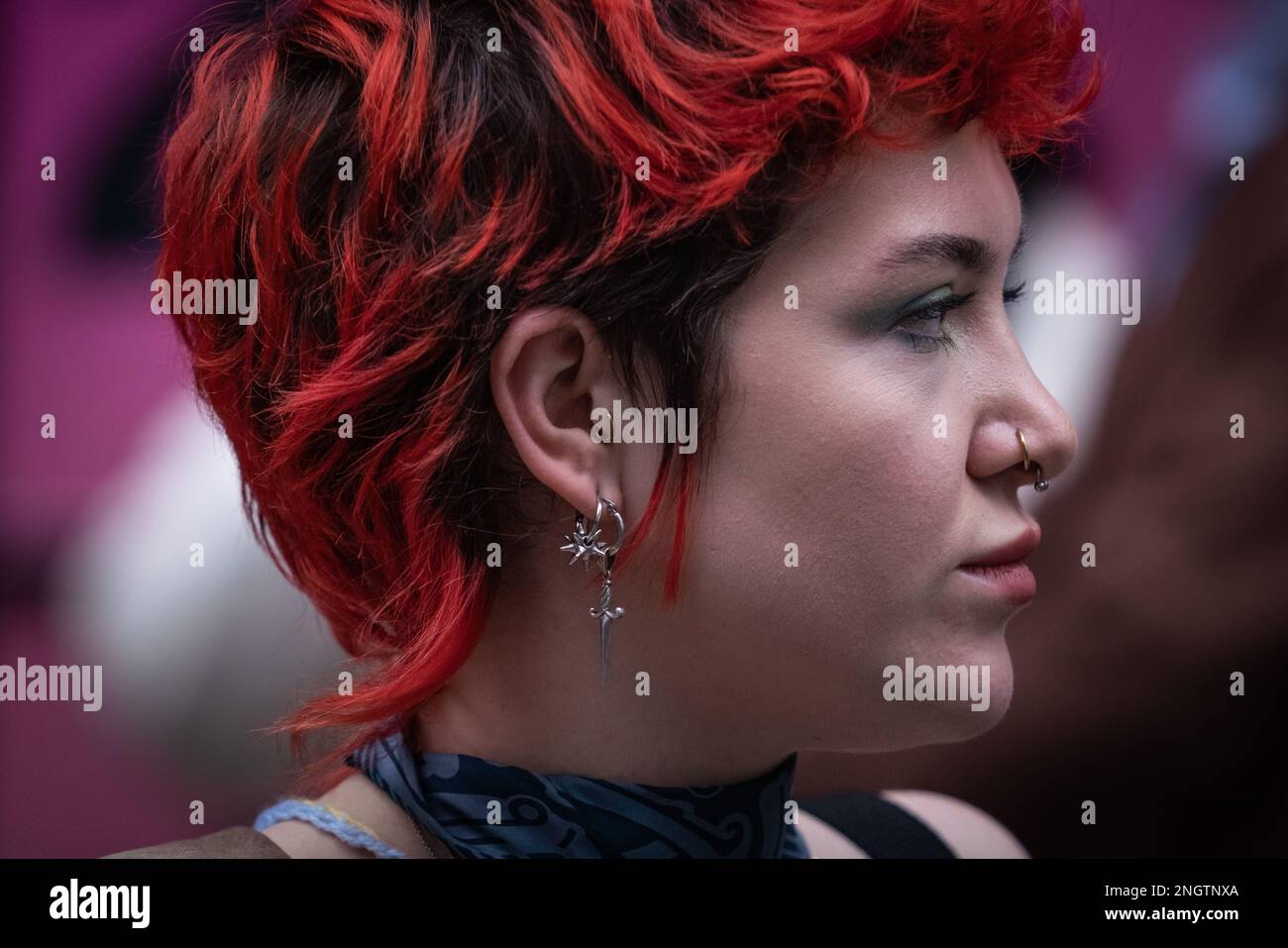 London, Großbritannien. 18. Februar 2023 London Modewoche. Designer, Fashionisten, Blogger und Modestudenten treffen vor den Protein Studios in Shoreditch ein und sind bereit für die fünftägige Veranstaltung. Kredit: Guy Corbishley/Alamy Live News Stockfoto