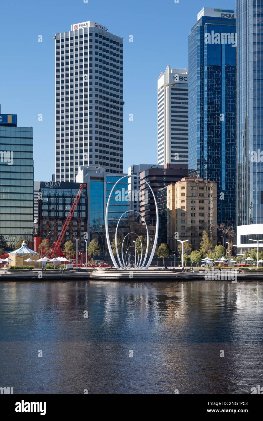 Perth, WA, Australien - Skulptur von Spanda von Christian de Vietri über dem Elizabeth Quay Stockfoto