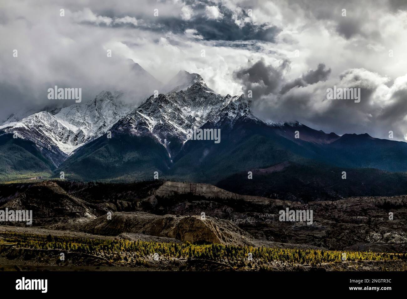 Nilgiri-Berge, Blick auf Jomsom, Mustang, Nepal. Stockfoto