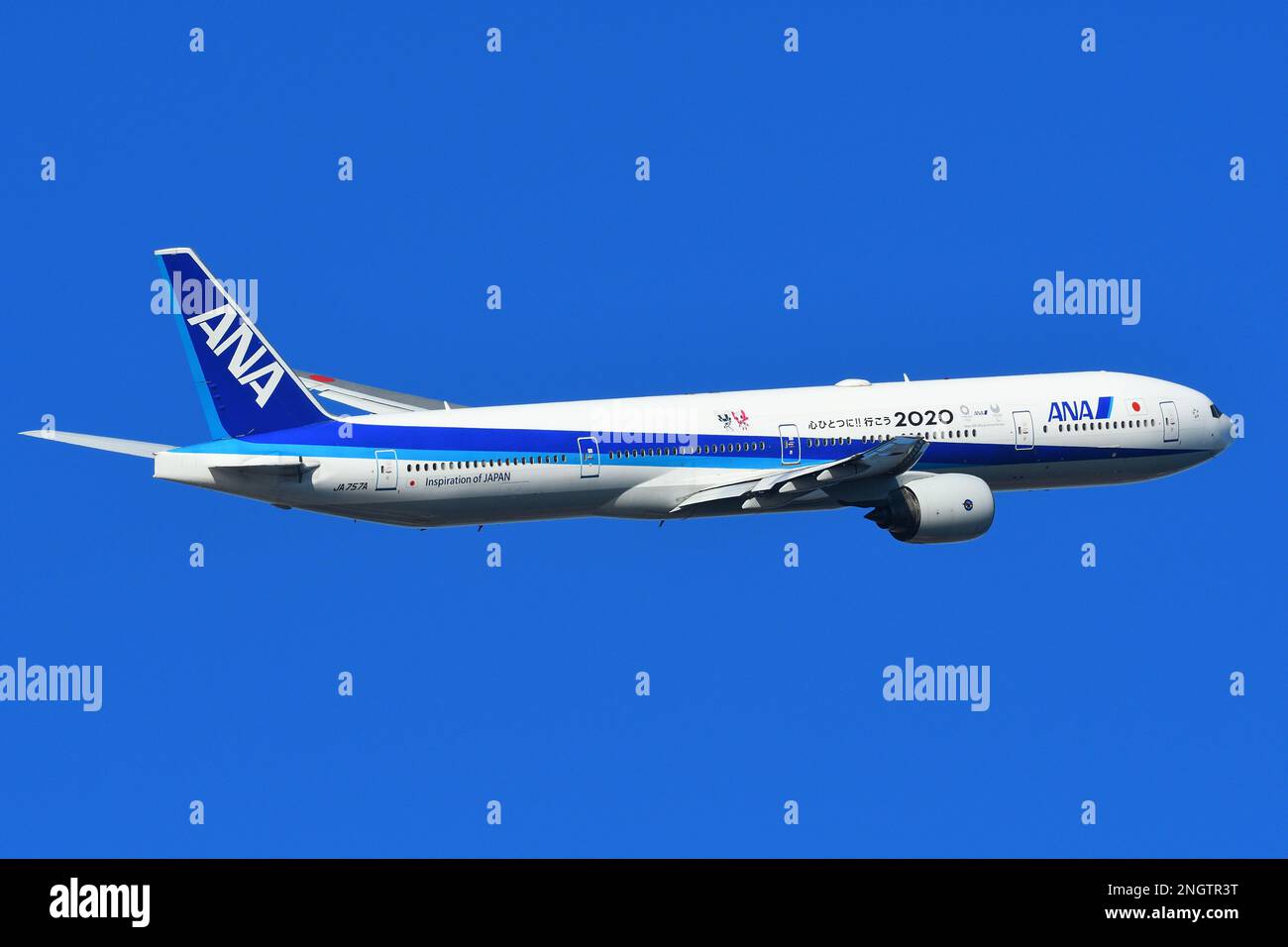 Tokio, Japan - 26. Dezember 2020: Alle Nippon Airways (ANA) Boeing B777-300 (JA757A) Passagierflugzeuge. Stockfoto