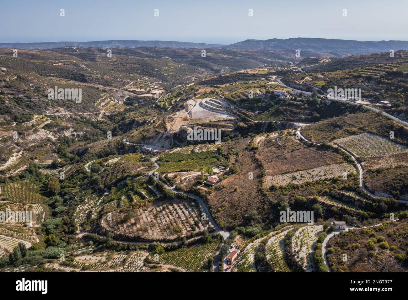 Terrassenfelder rund um das Dorf Omodos im Troodos-Gebirge im Inselland Zyperns Stockfoto