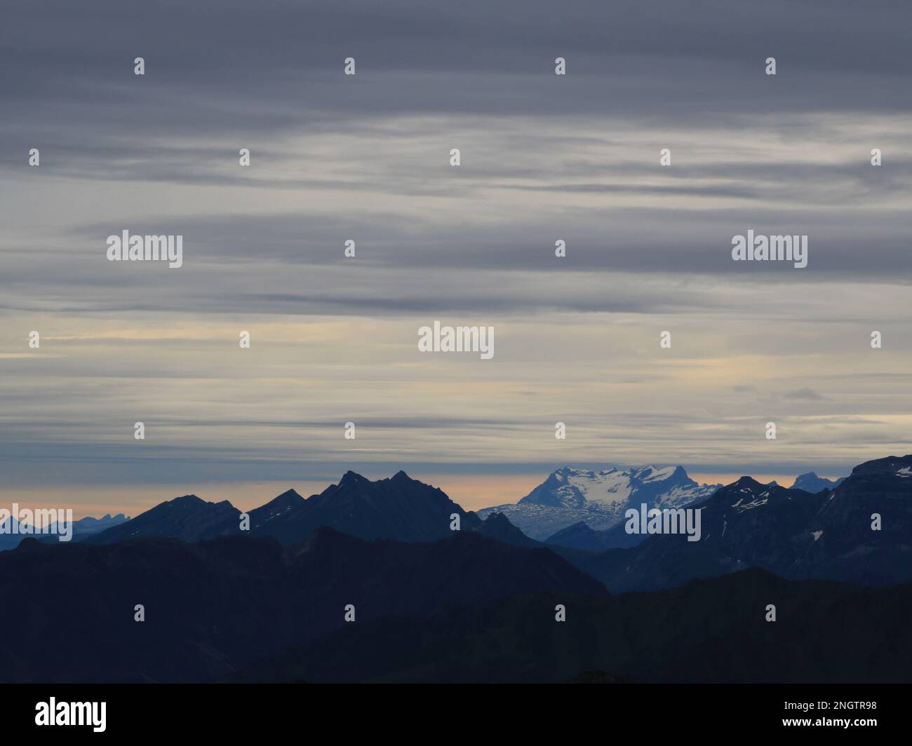 Grauklous über Gebirgsketten in der Zentralschweiz. Stockfoto
