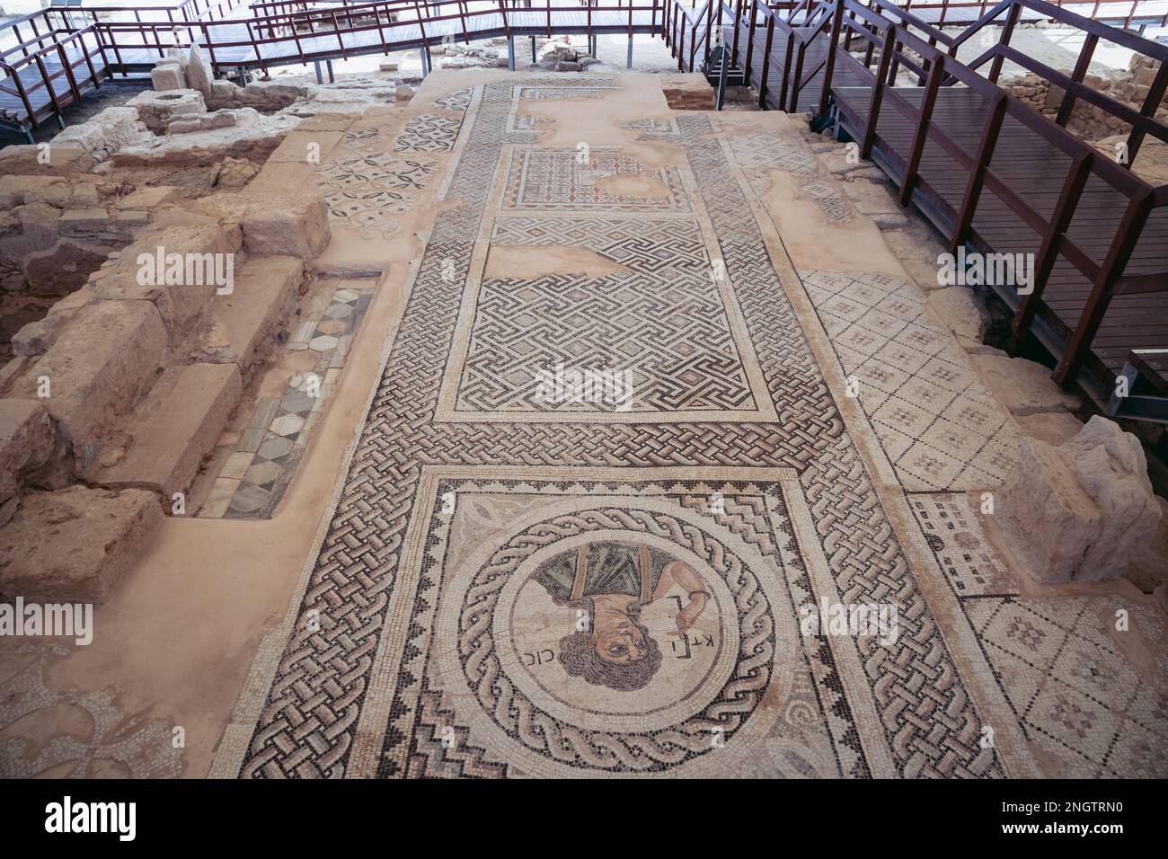 Mosaik in Ruinen von Bädern und Haus des Eustolios in der Ausgrabungsstätte Kourion im Inselland Zypern Stockfoto