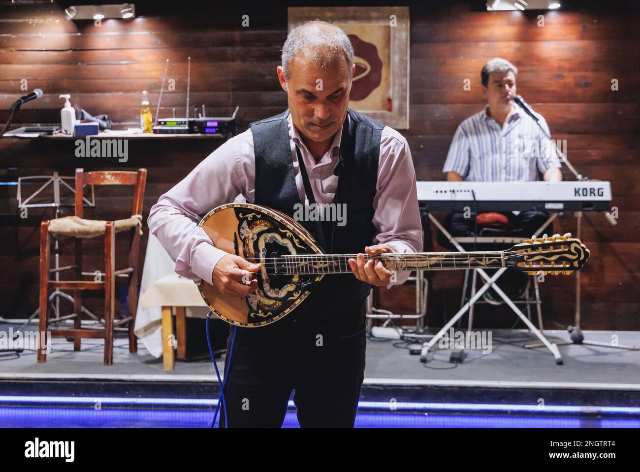 In der Demokritos Tavern in Paphos, Zypern, spielt man während des Musikabends Bouzouki Stockfoto