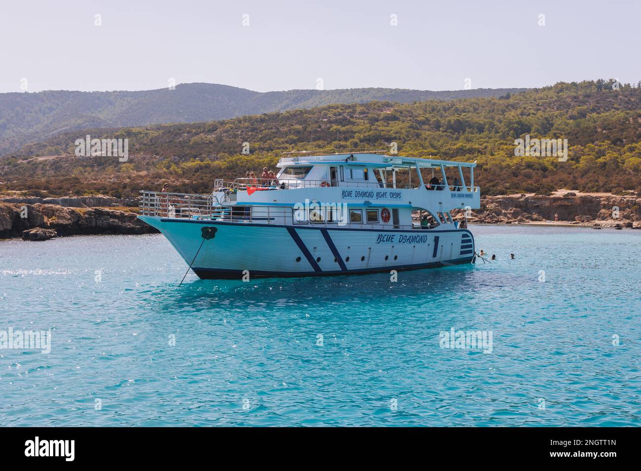 Touristenboot in der Blauen Lagune auf der Halbinsel Akamas im Inselland Zyperns Stockfoto